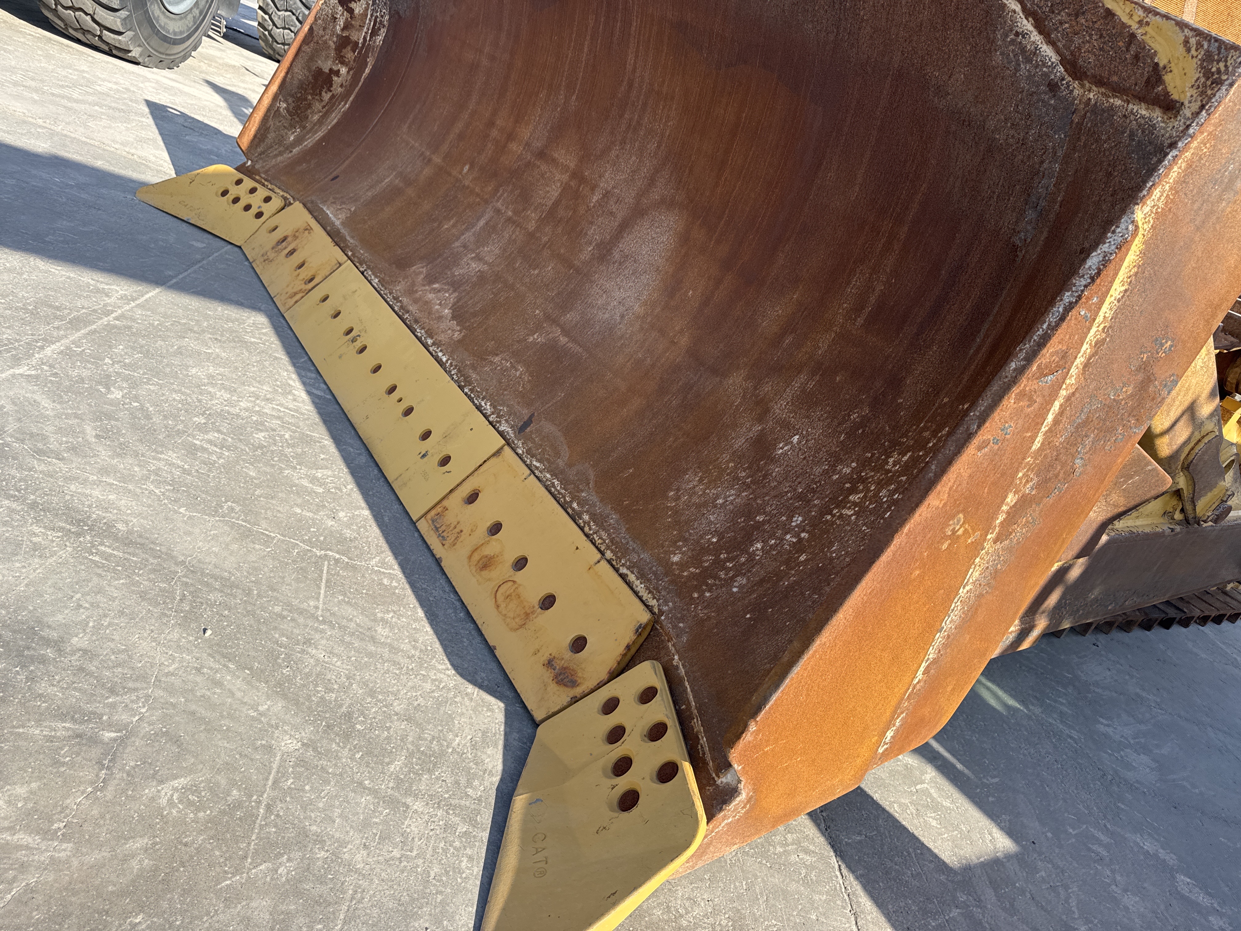 CDB-017-Cat-D8T-Crawler-dozers-inspection-Attachment-Dozer-blade-cutting-edge-1