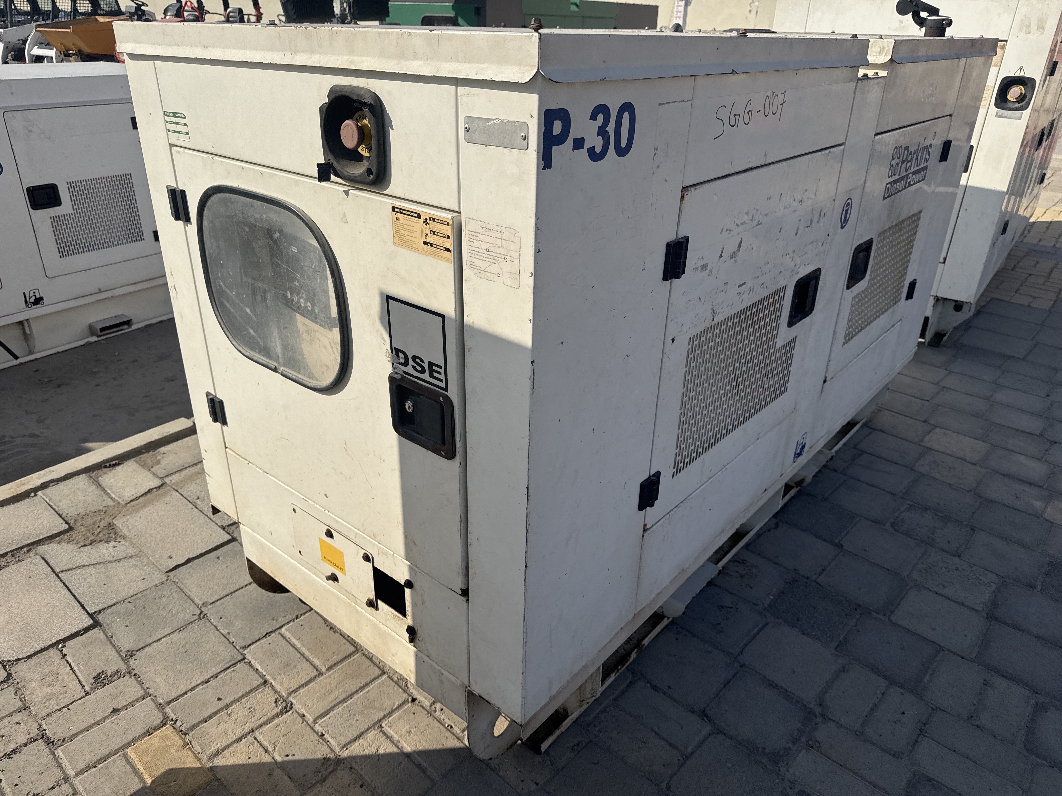 SGG-007-بيركنز-30-kVA-مولدات-ثابتة-فحص-الهيكل-الصبغ-1
