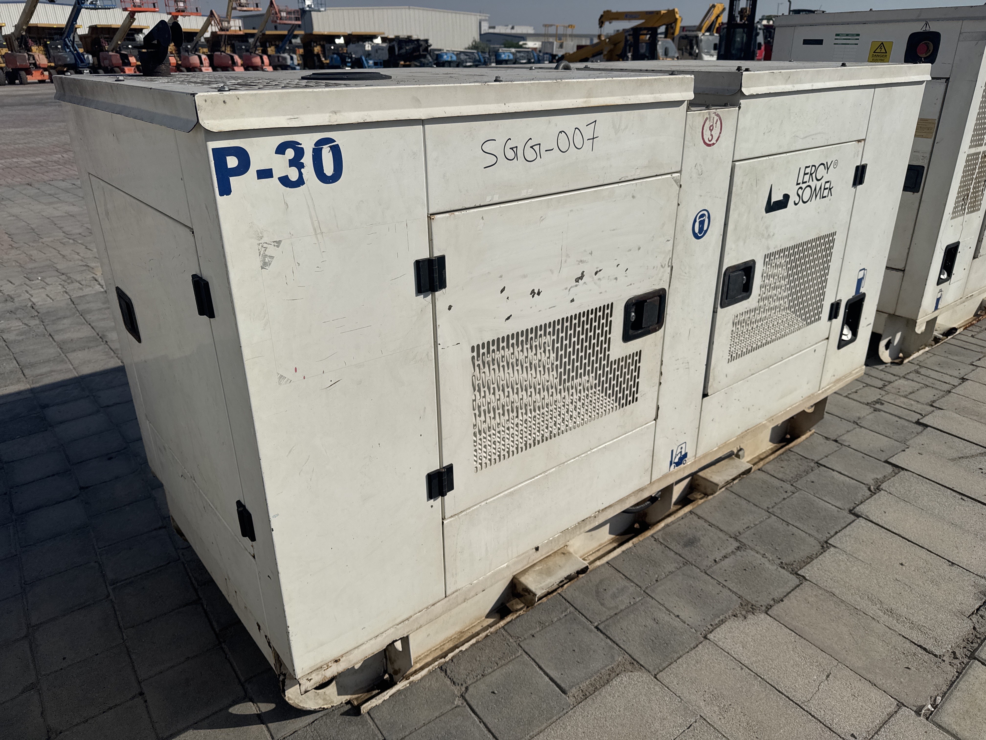 SGG-007-بيركنز-30-kVA-مولدات-ثابتة-فحص-الهيكل-الصبغ-1