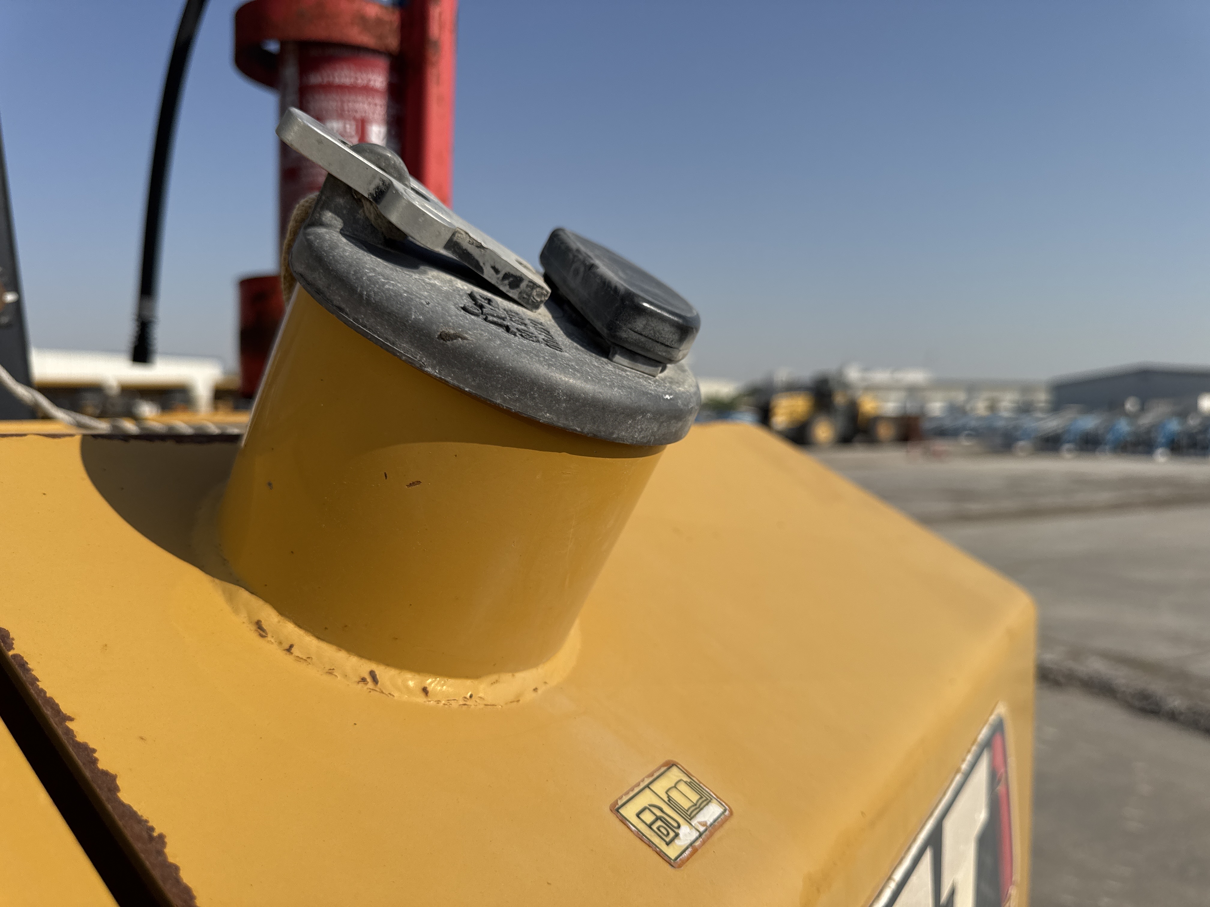 CDB-017-Cat-D8T-Crawler-dozers-inspection-Engine-Fuel-tank-1