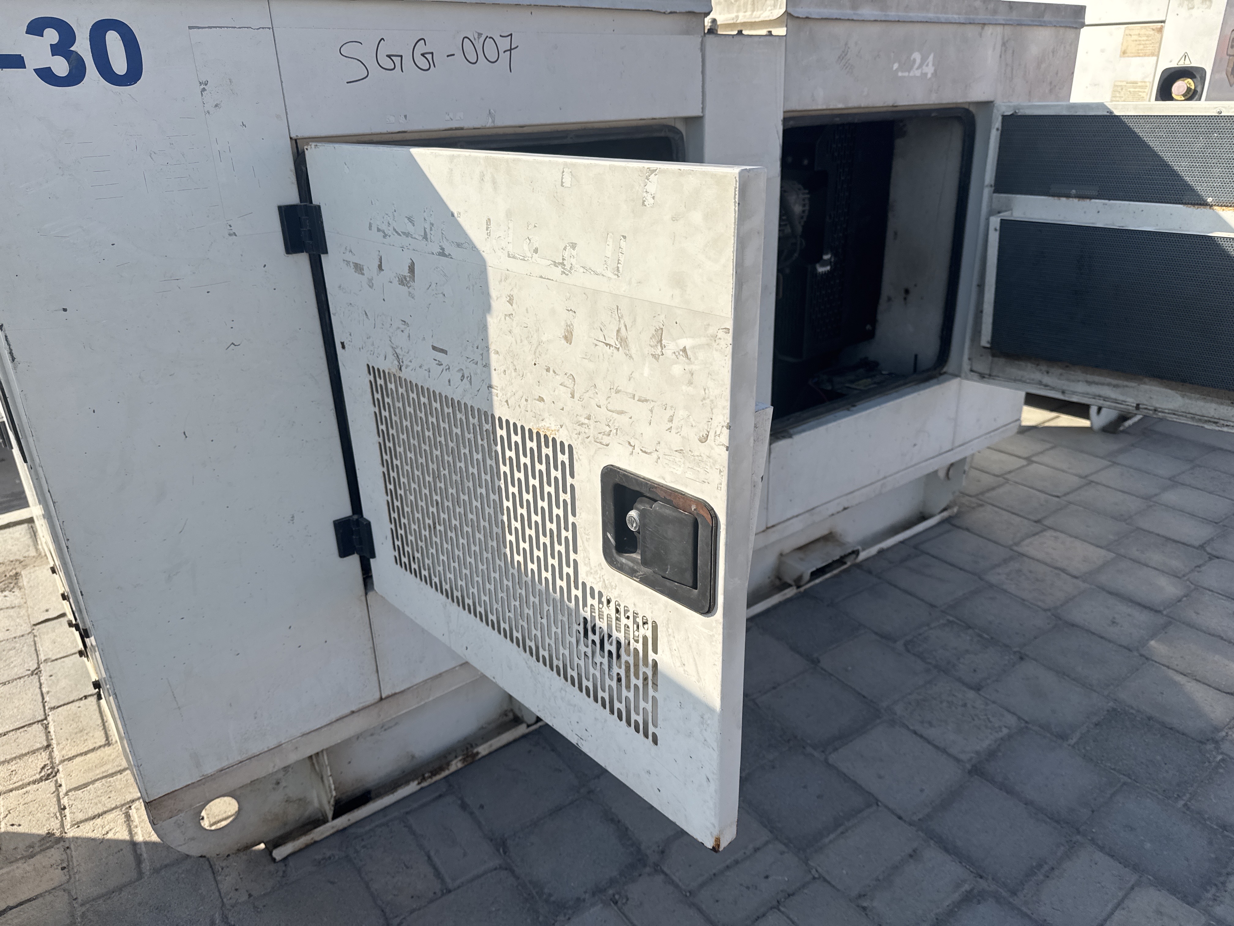 SGG-007-بيركنز-30-kVA-مولدات-ثابتة-فحص-الهيكل-الأبواب-1