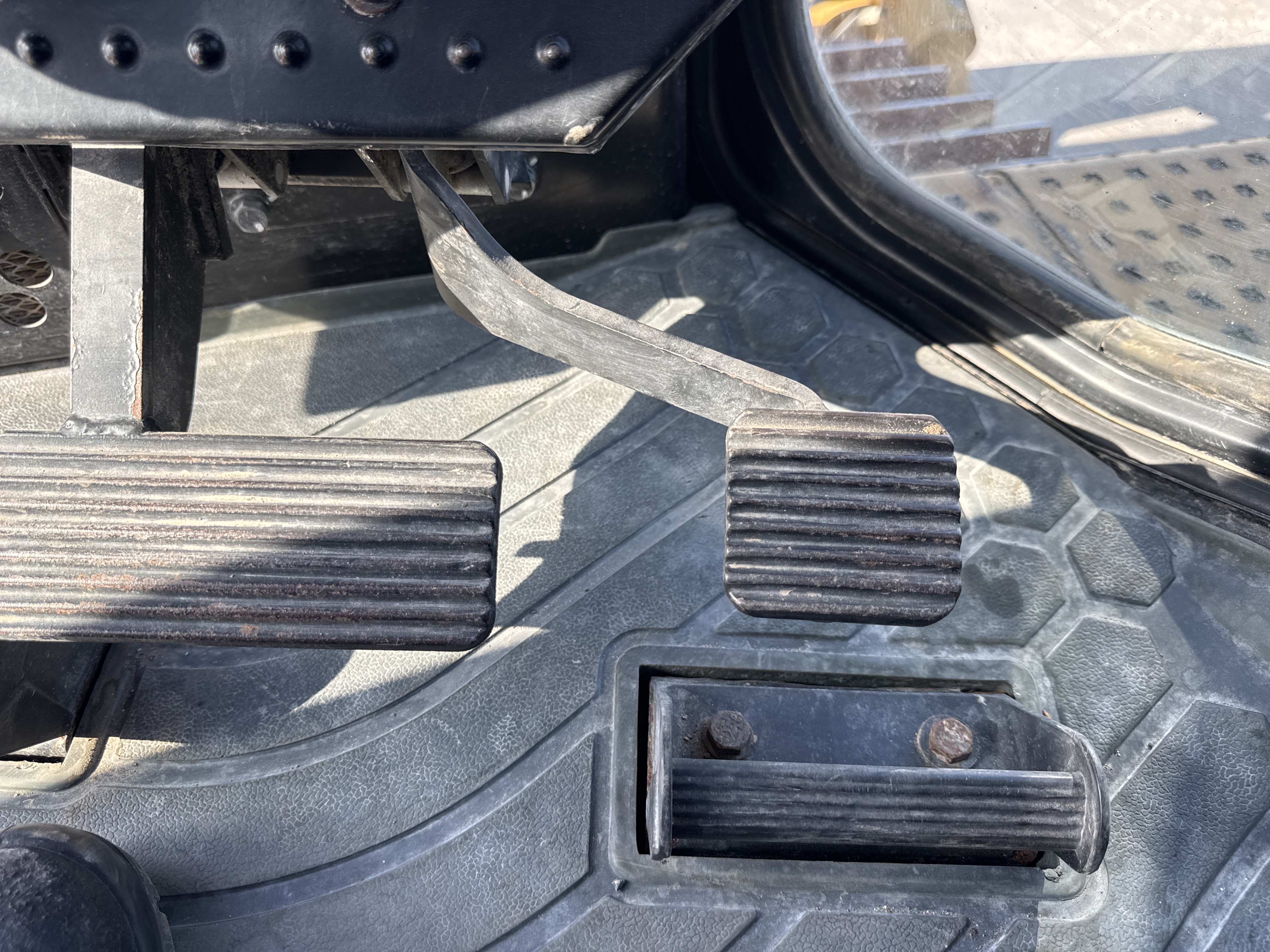 CDB-017-Cat-D8T-Crawler-dozers-inspection-Engine-Throttle-1