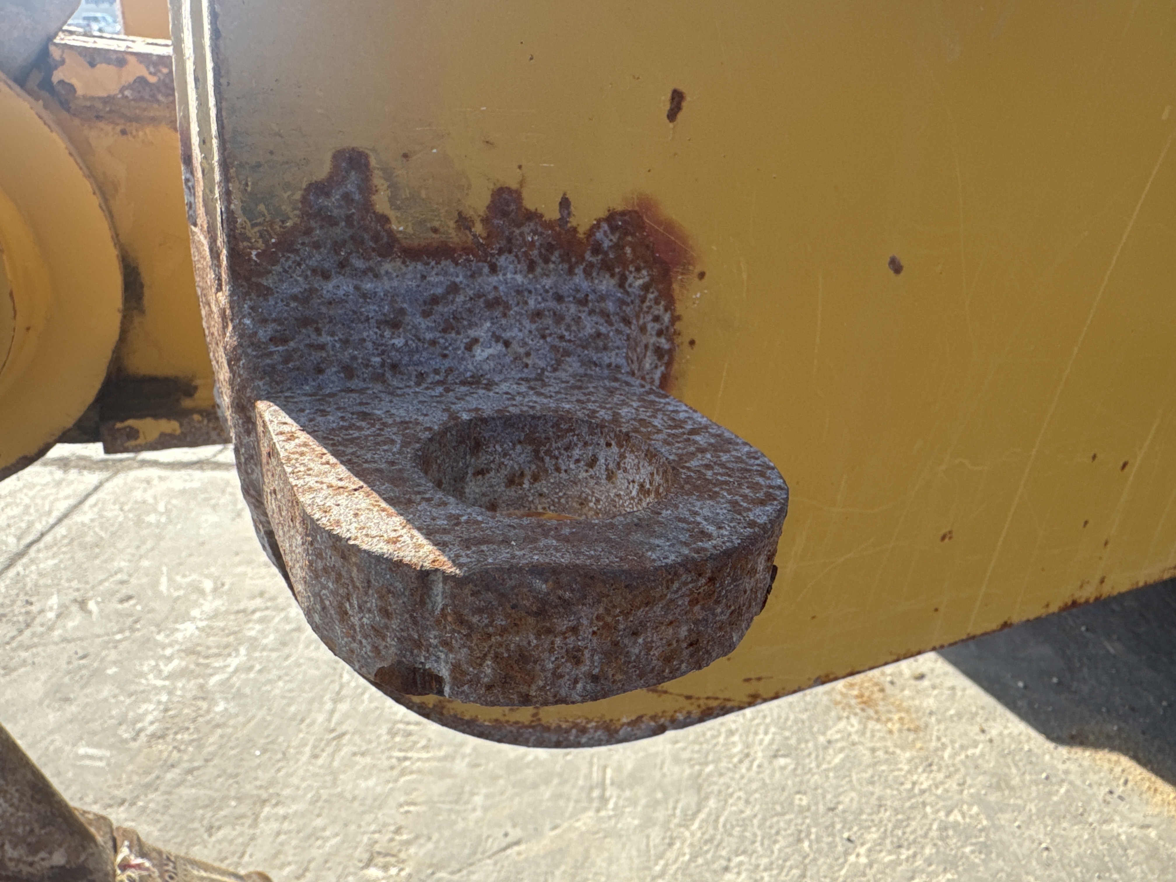 CDB-017-Cat-D8T-Crawler-dozers-inspection-Safety-Hydraulic-safety-lock-1