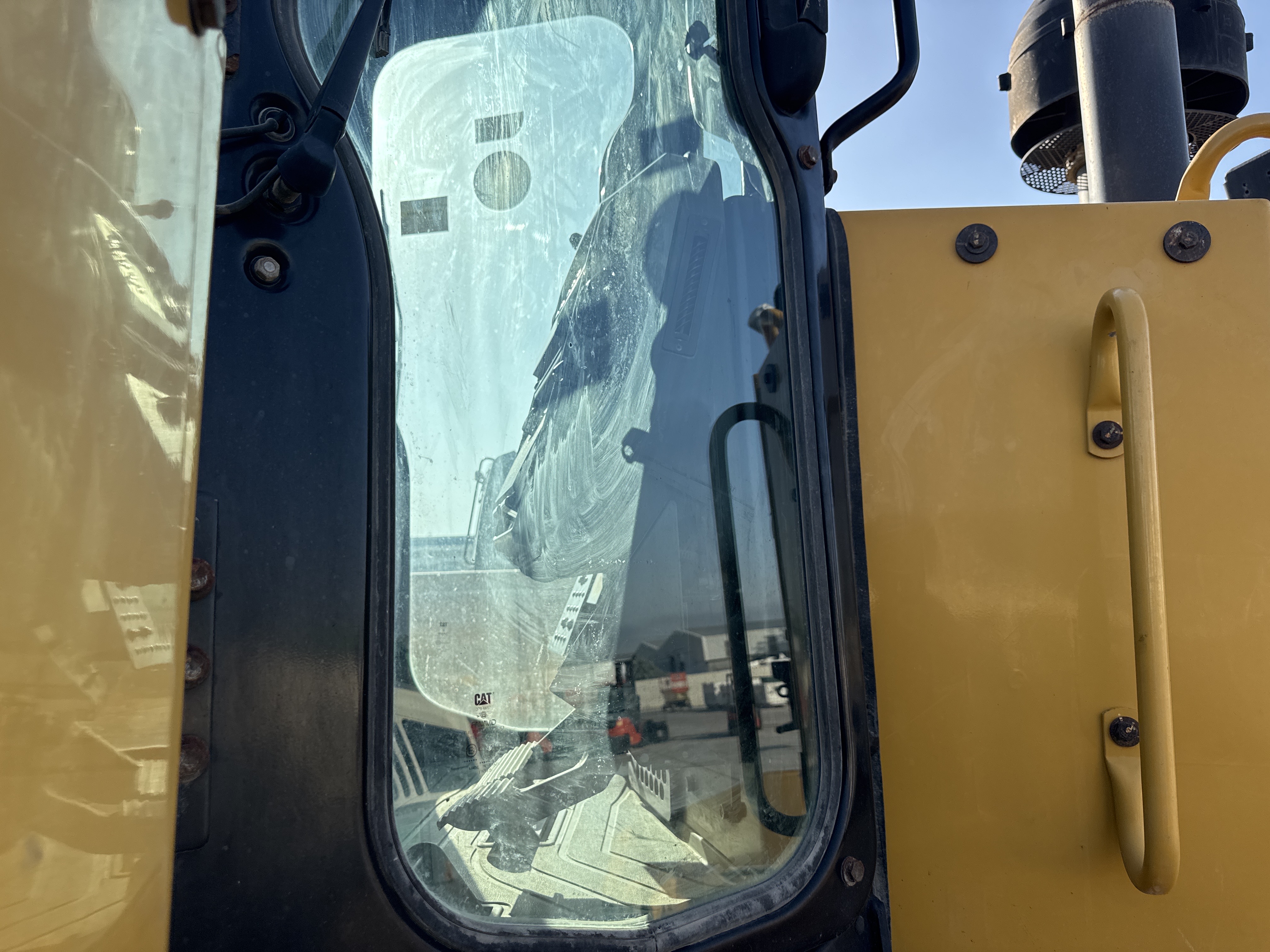 CDB-017-Cat-D8T-Crawler-dozers-inspection-Safety-Glass-1