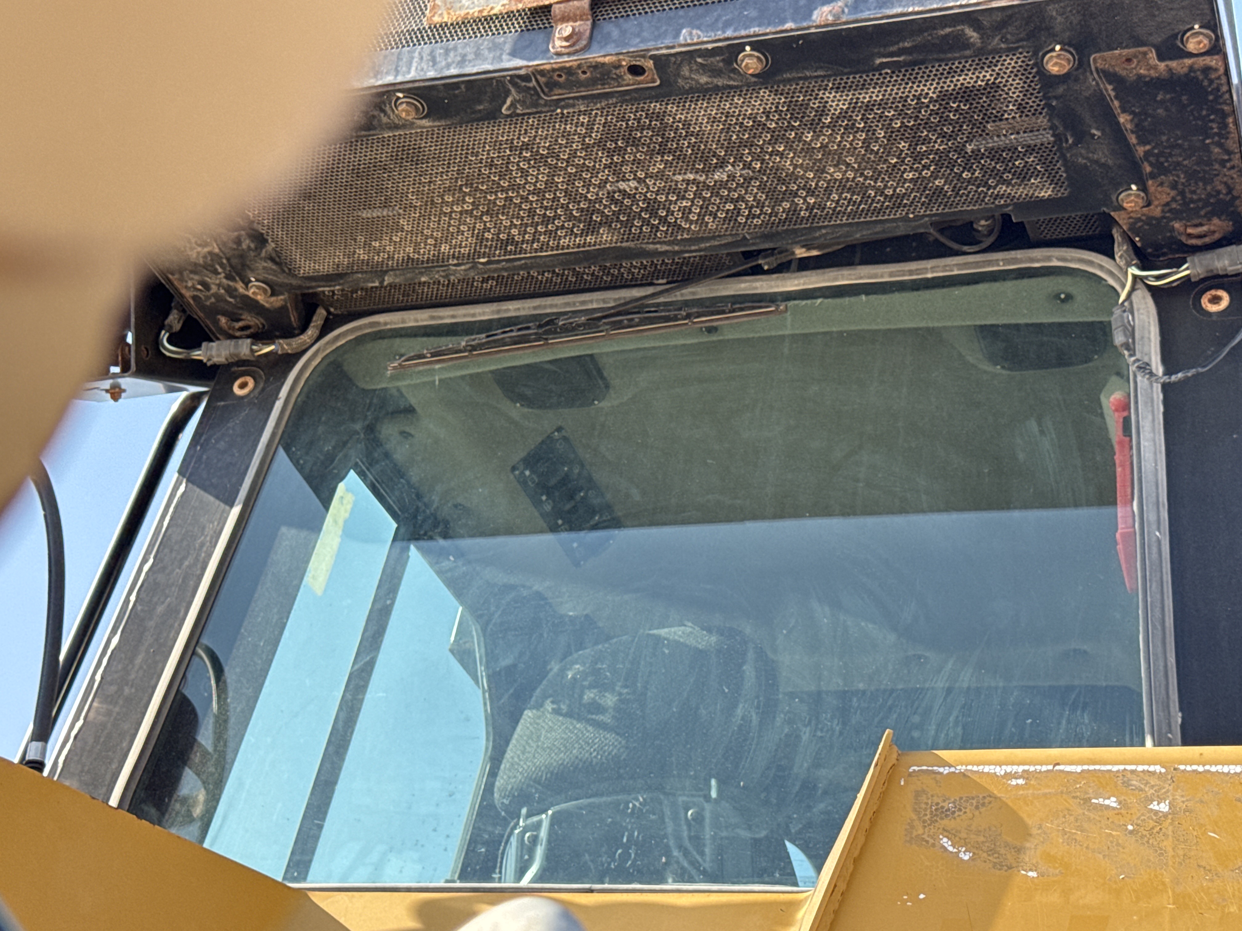 CDB-017-Cat-D8T-Crawler-dozers-inspection-Safety-Glass-1