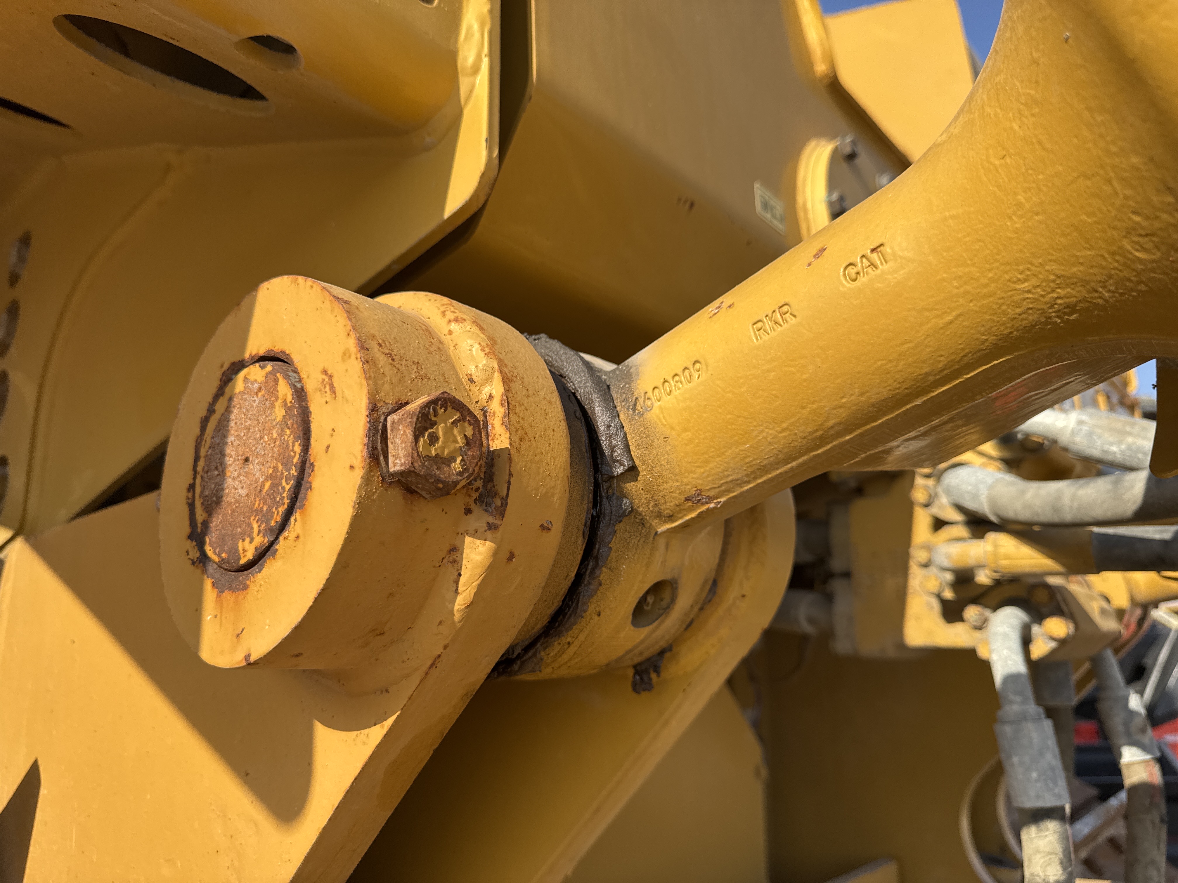 CDB-017-Cat-D8T-Crawler-dozers-inspection-Hydraulics-Hydraulic-pins-/-locks-1