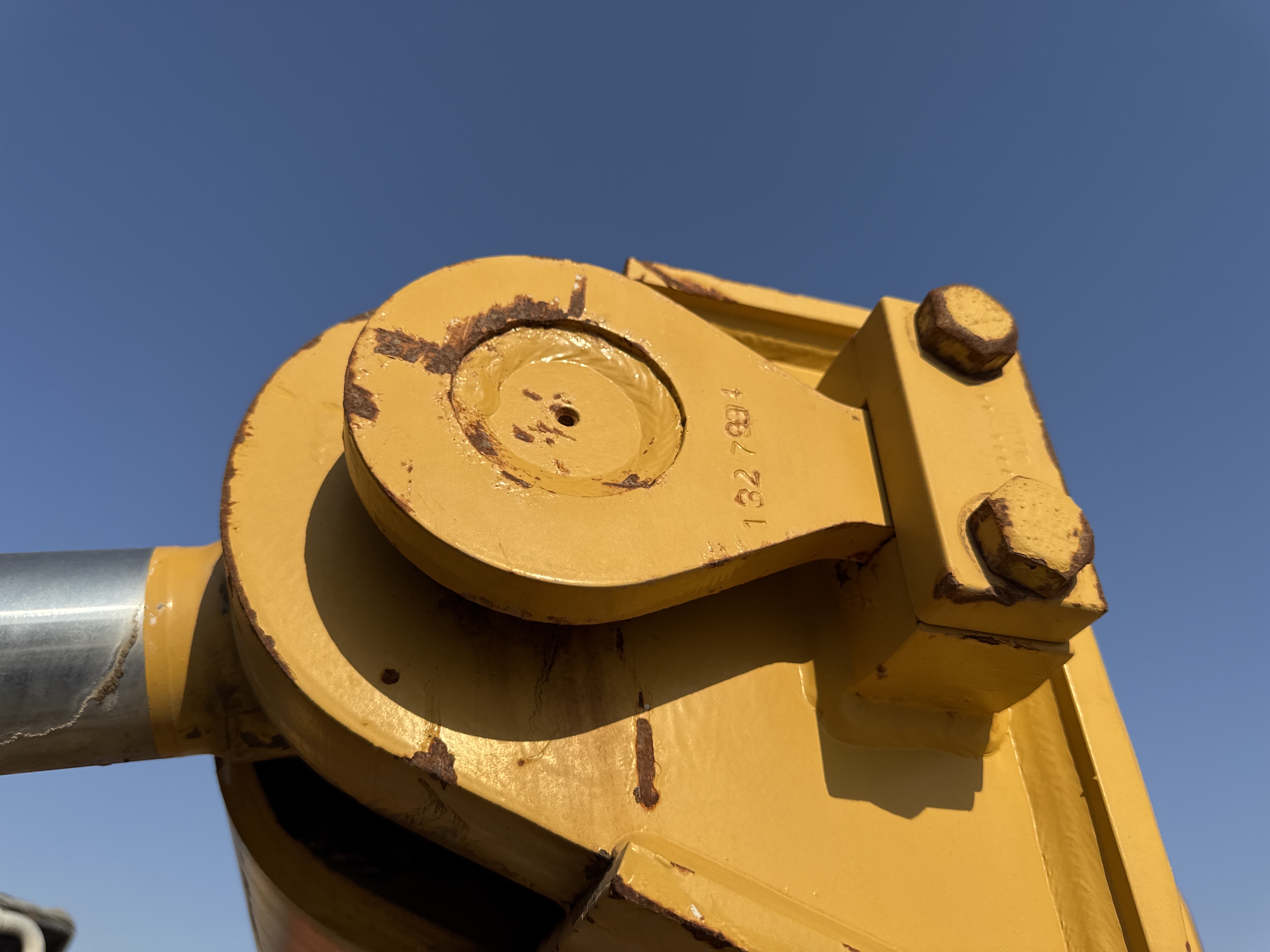 CDB-017-Cat-D8T-Crawler-dozers-inspection-Hydraulics-Hydraulic-pins-/-locks-1