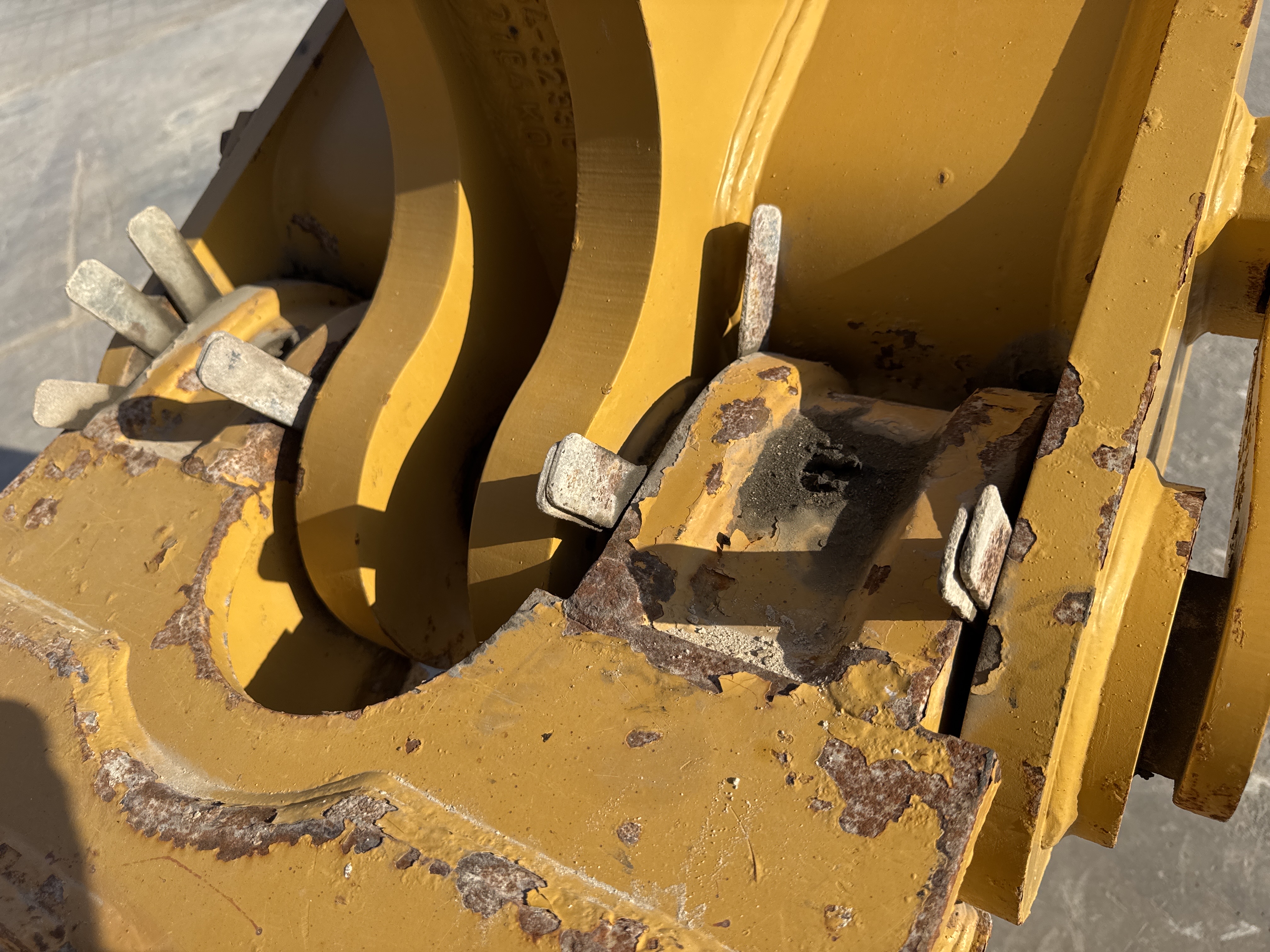 CDB-017-Cat-D8T-Crawler-dozers-inspection-Hydraulics-Hydraulic-pins-/-locks-1