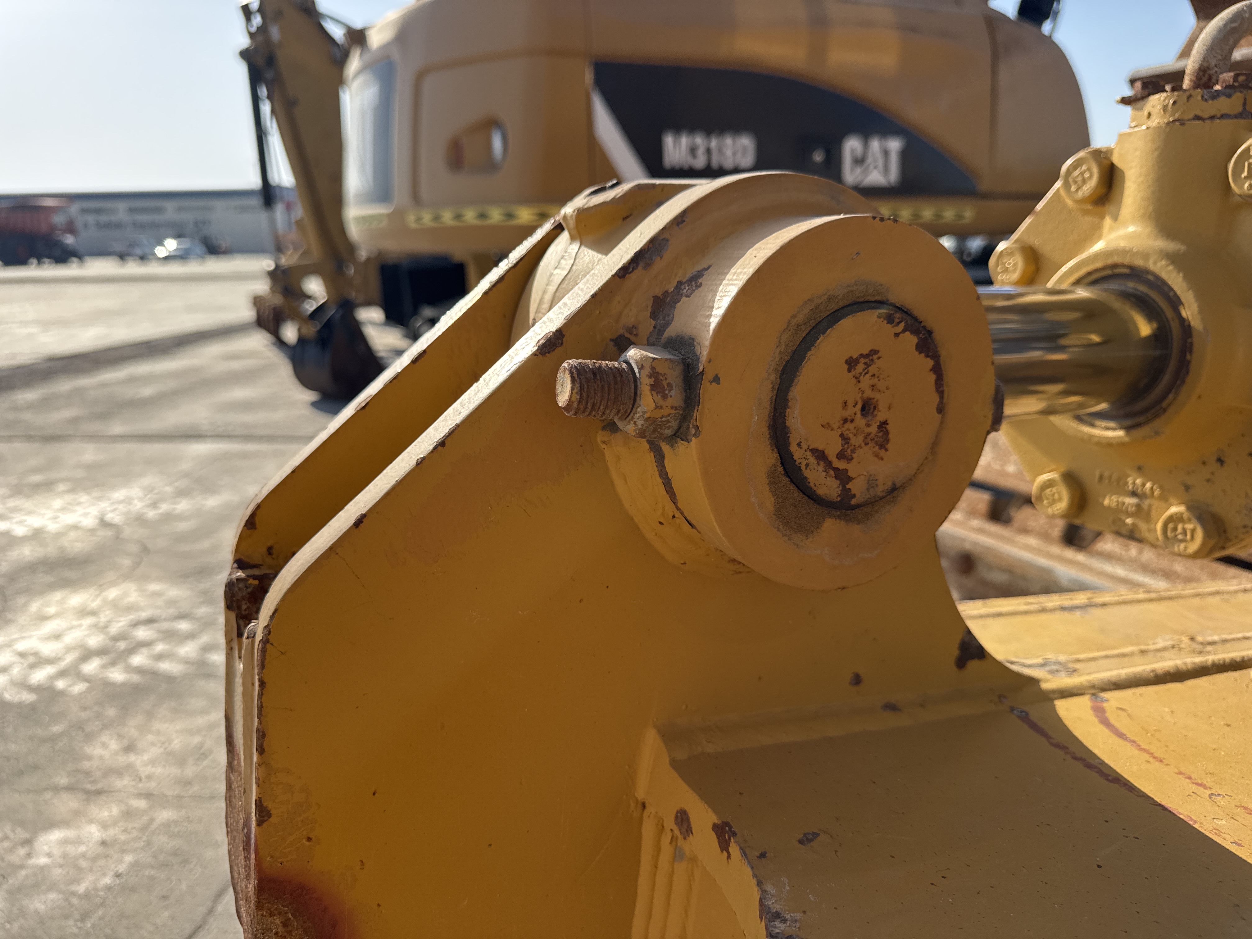 CDB-017-Cat-D8T-Crawler-dozers-inspection-Hydraulics-Hydraulic-pins-/-locks-1
