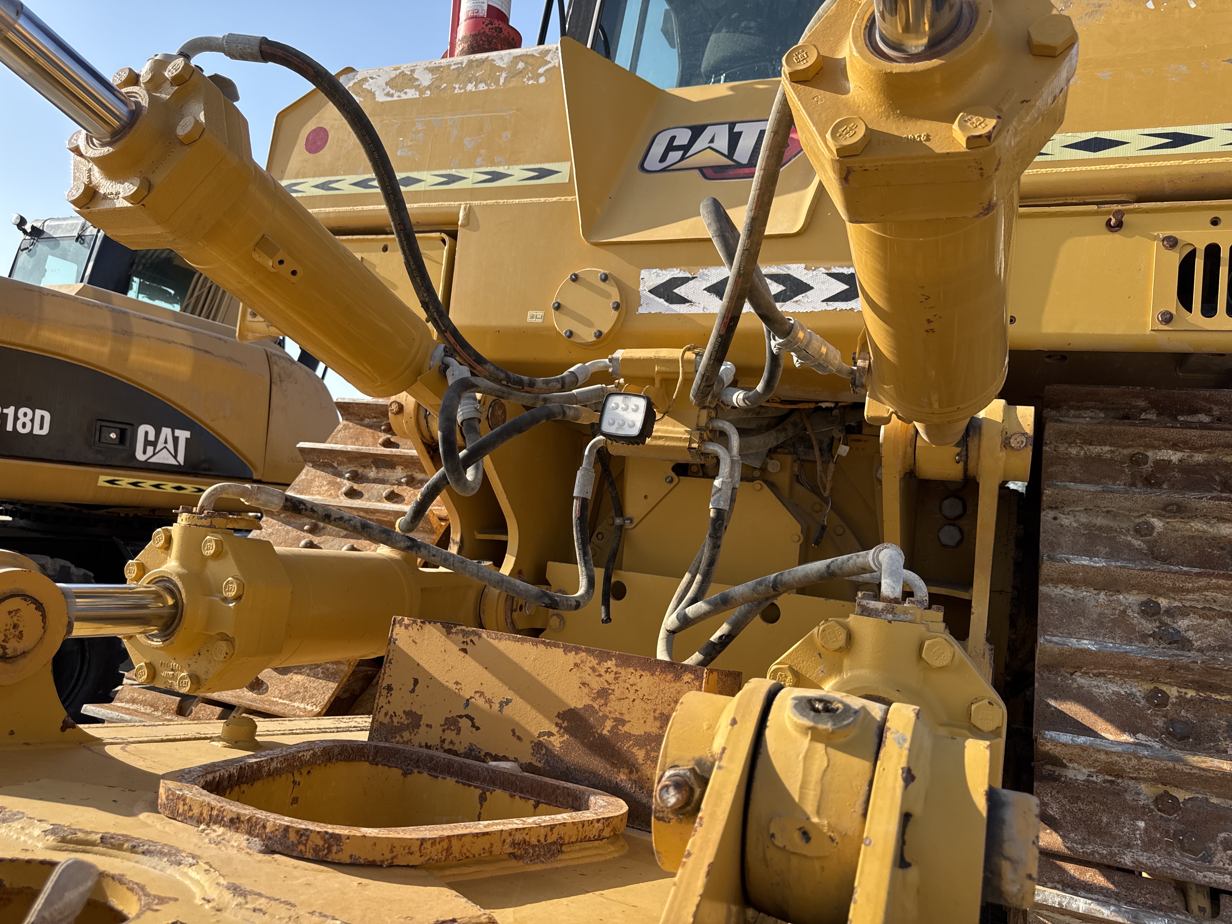 CDB-017-Cat-D8T-Crawler-dozers-inspection-Hydraulics-Ripper-cylinders-1