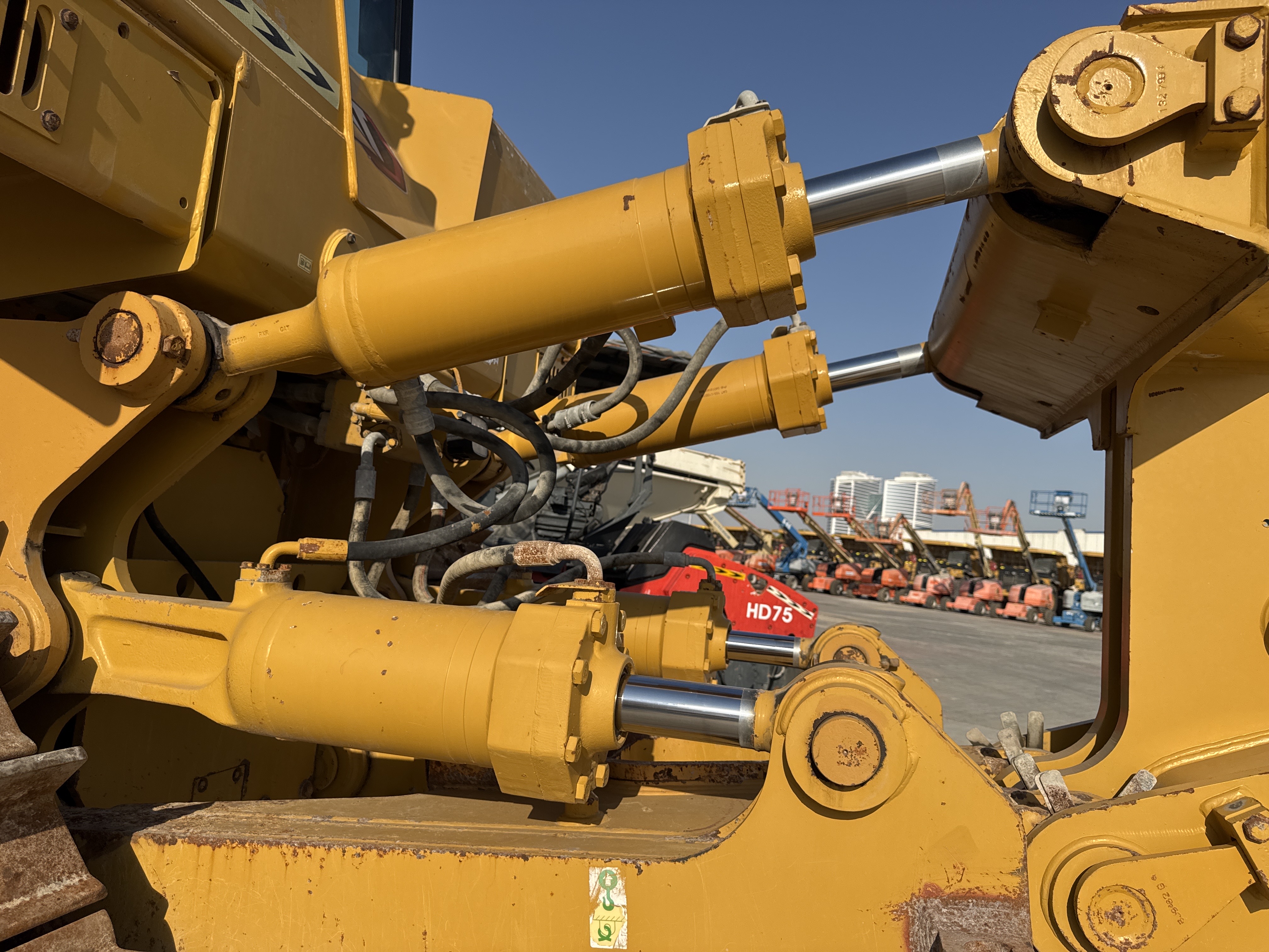 CDB-017-Cat-D8T-Crawler-dozers-inspection-Hydraulics-Ripper-cylinders-1
