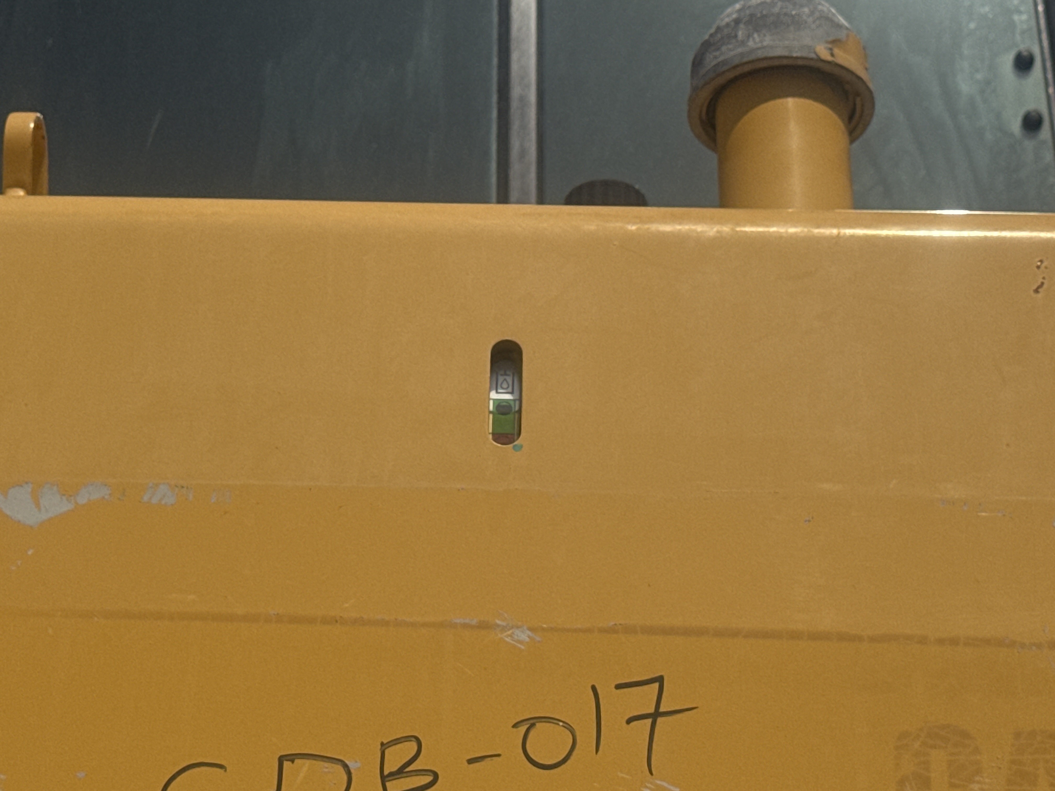 CDB-017-Cat-D8T-Crawler-dozers-inspection-Hydraulics-Hydraulic-Tank-1