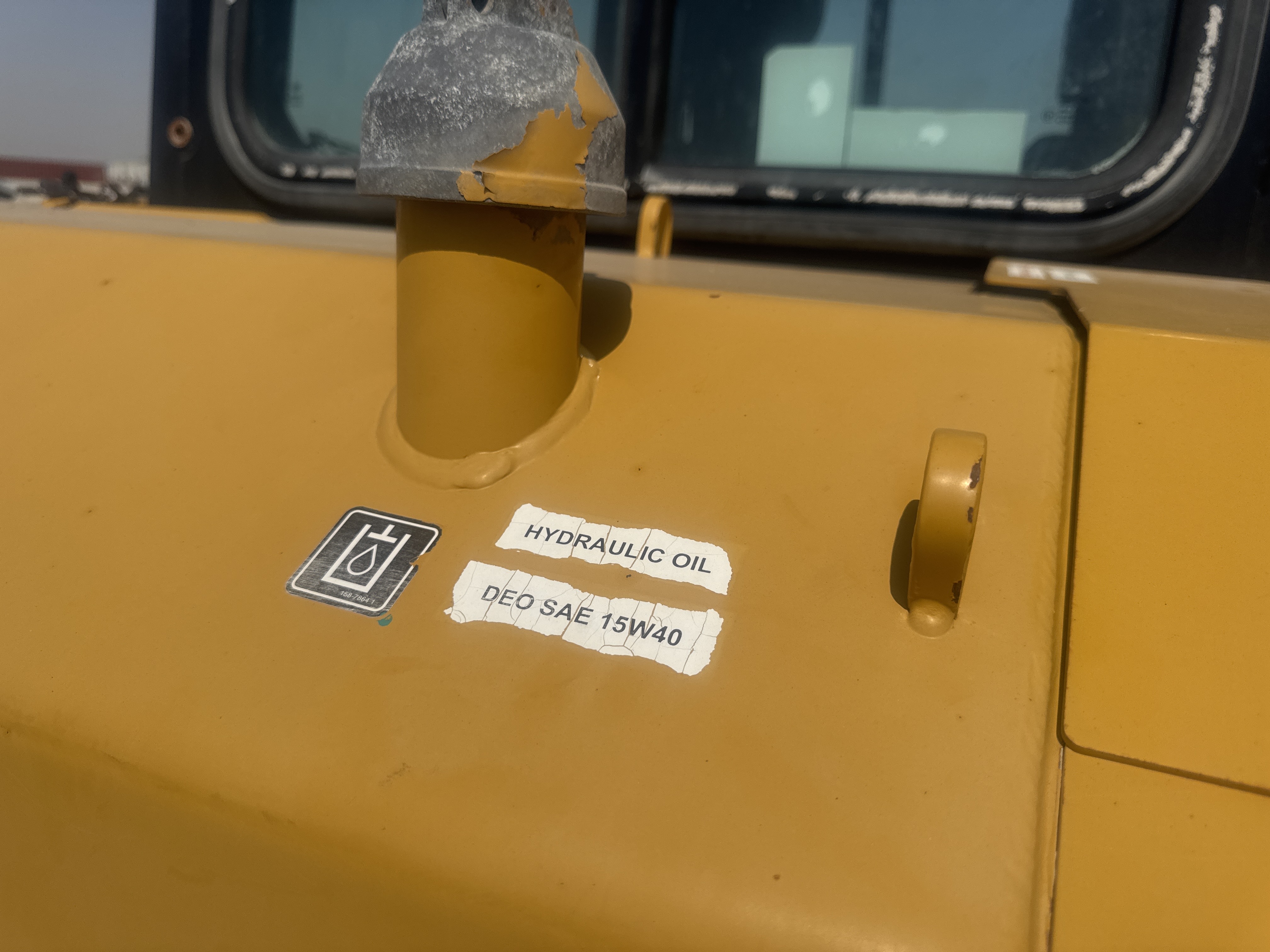 CDB-017-Cat-D8T-Crawler-dozers-inspection-Hydraulics-Hydraulic-Tank-1