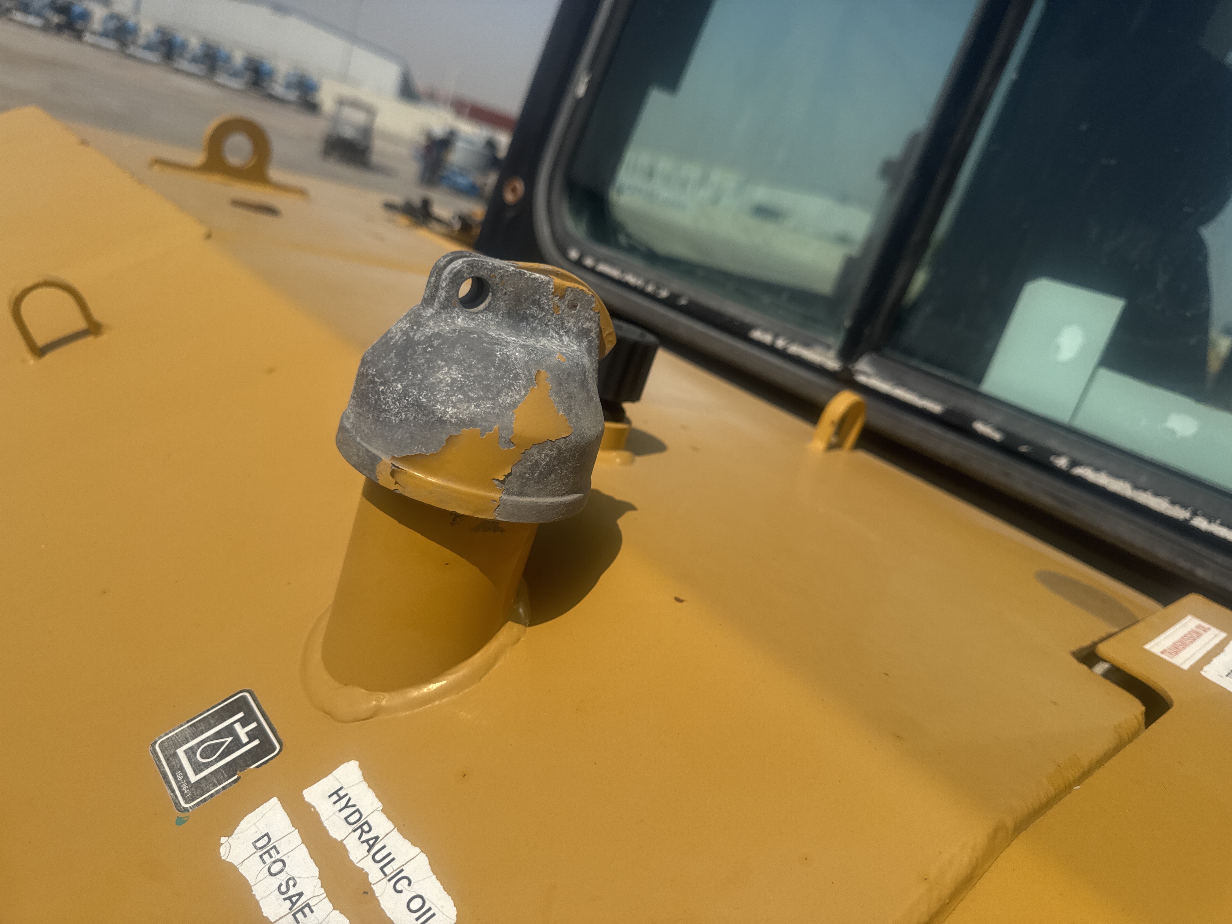CDB-017-Cat-D8T-Crawler-dozers-inspection-Hydraulics-Hydraulic-Tank-1