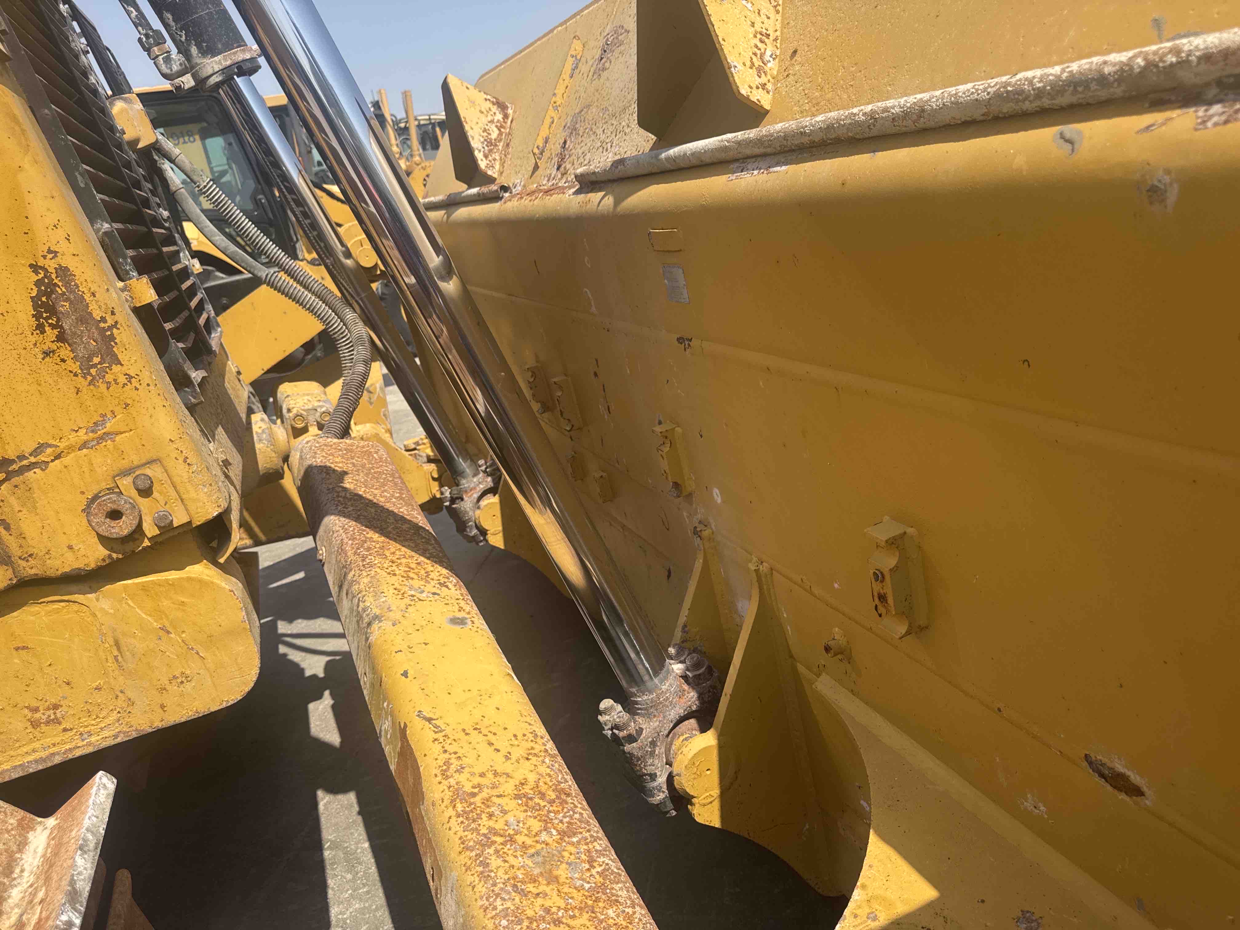 CDB-017-Cat-D8T-Crawler-dozers-inspection-Hydraulics-Blade-lift-cylinders-1