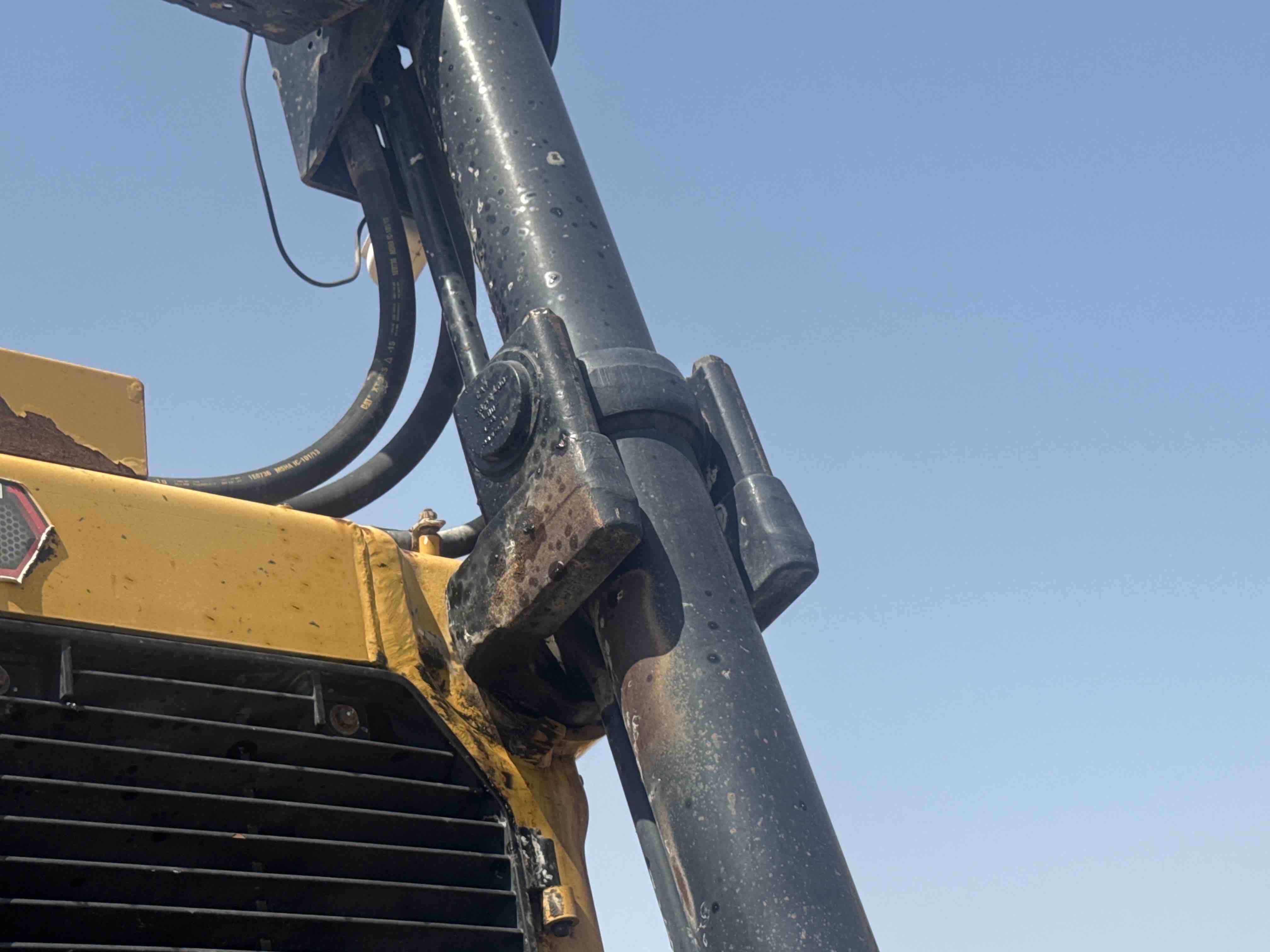CDB-017-Cat-D8T-Crawler-dozers-inspection-Hydraulics-Blade-lift-cylinders-1