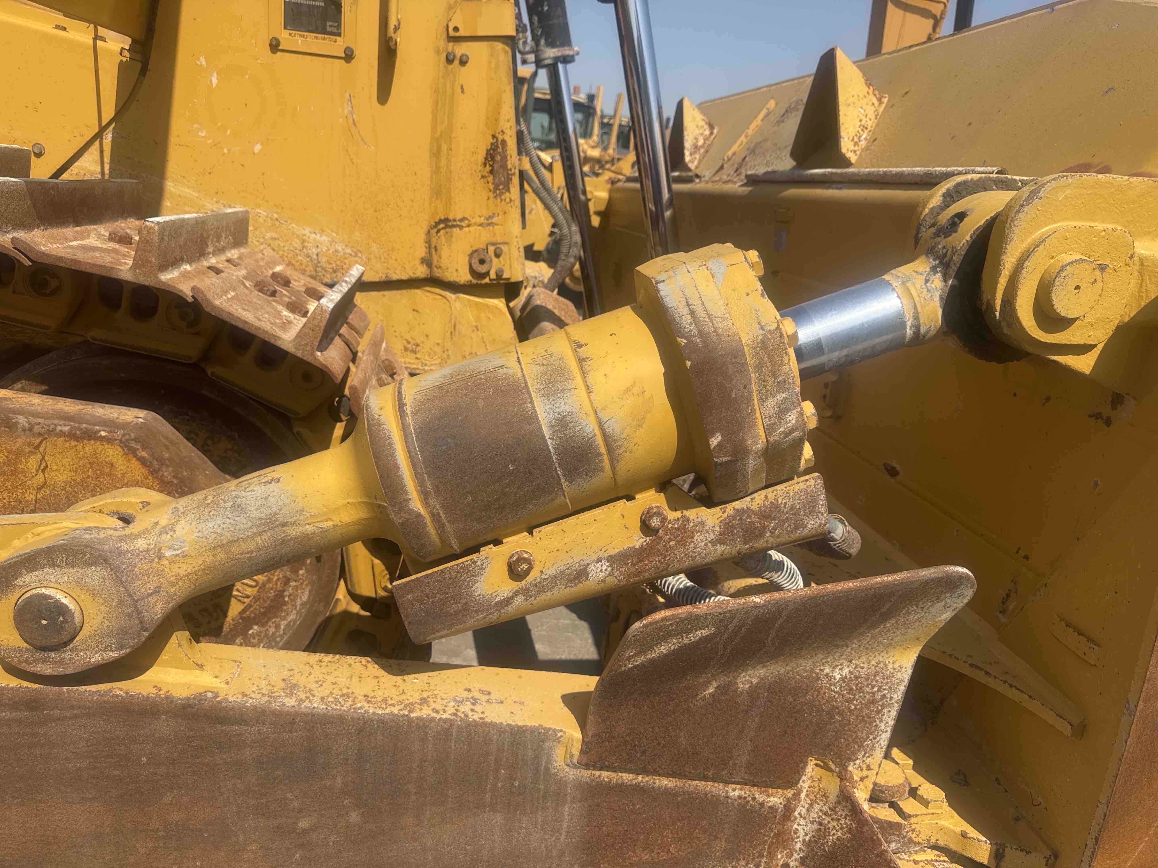 CDB-017-Cat-D8T-Crawler-dozers-inspection-Hydraulics-Blade-tilt-cylinders-1