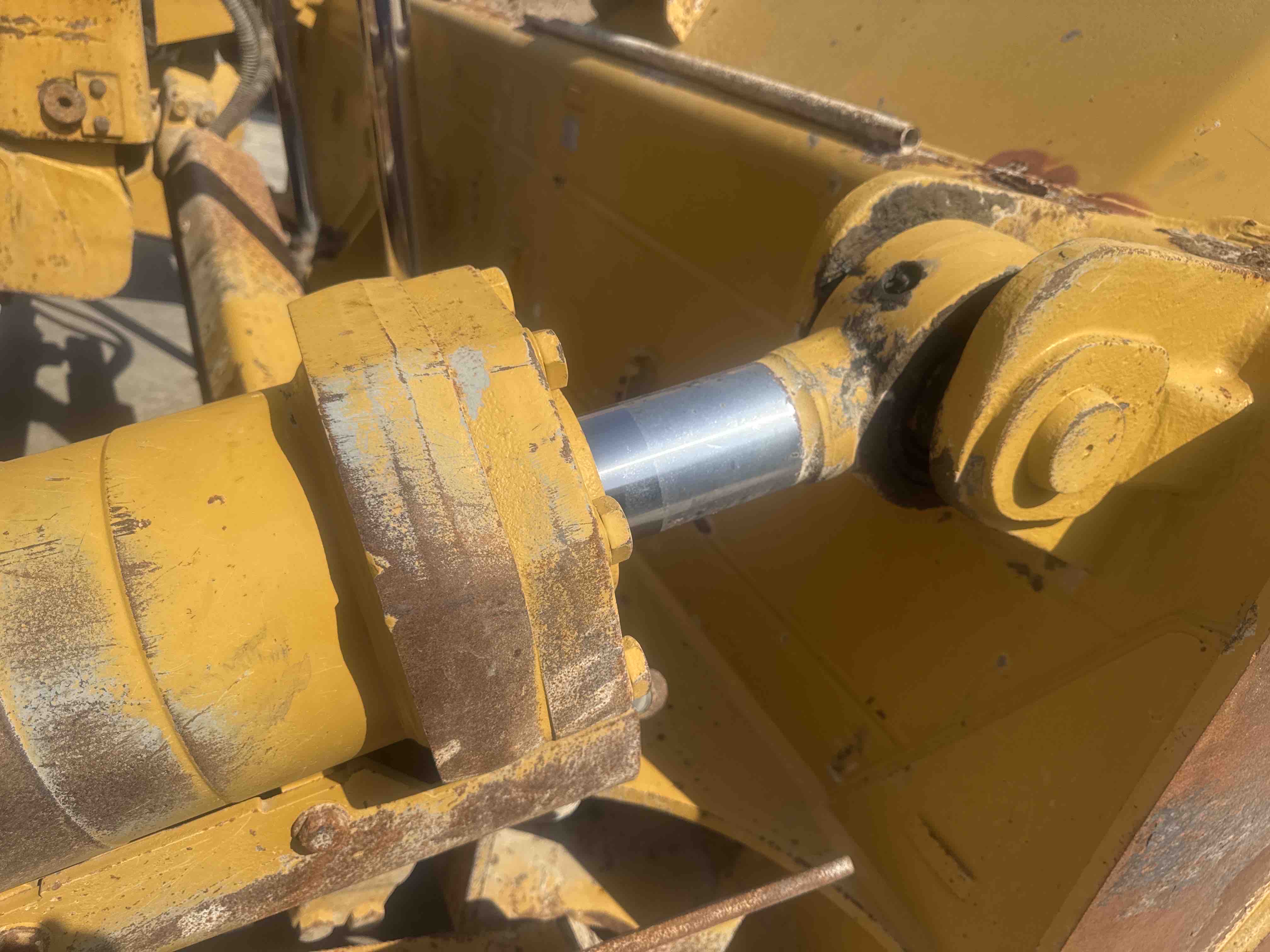 CDB-017-Cat-D8T-Crawler-dozers-inspection-Hydraulics-Blade-tilt-cylinders-1
