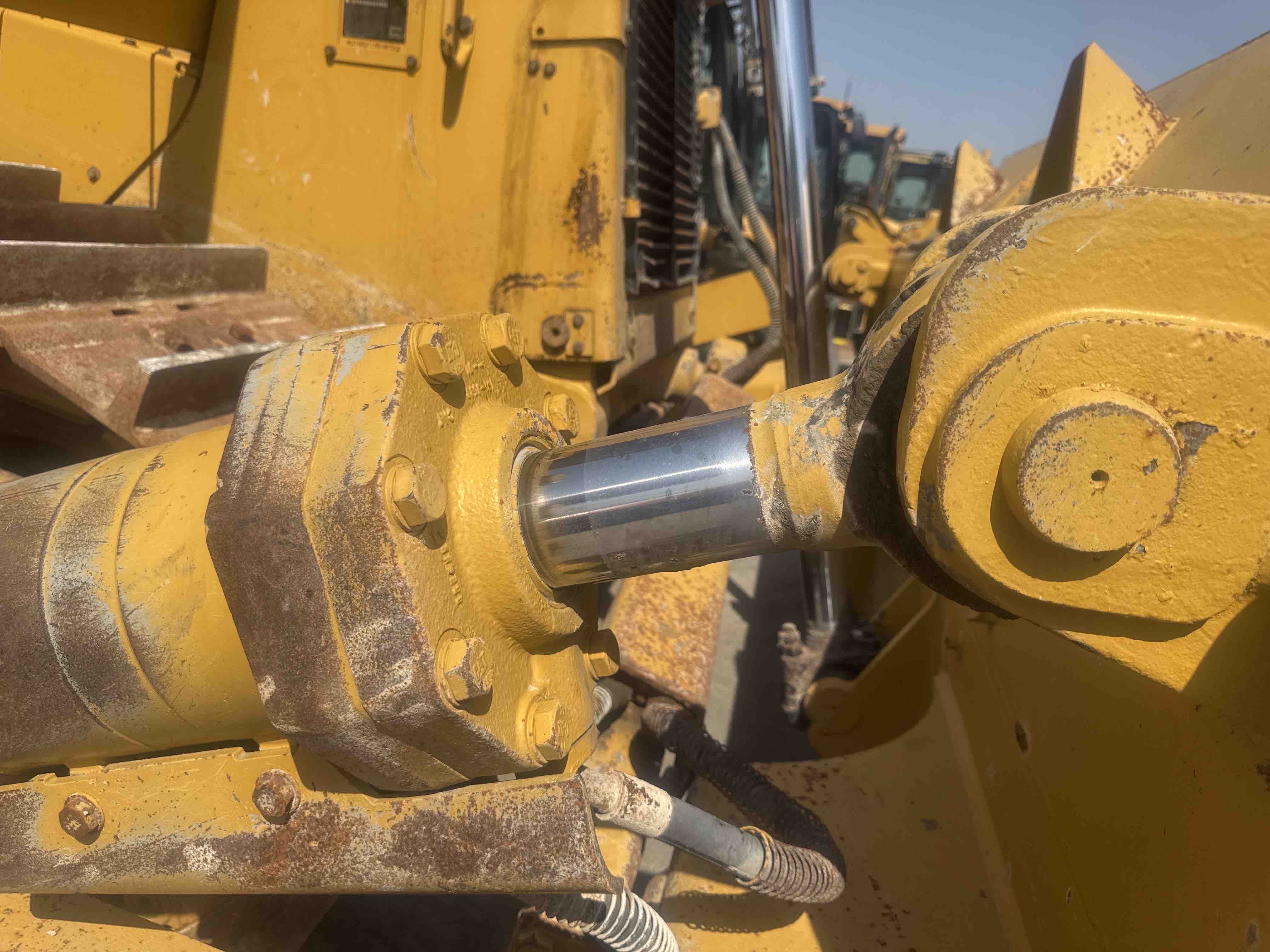 CDB-017-Cat-D8T-Crawler-dozers-inspection-Hydraulics-Blade-tilt-cylinders-1