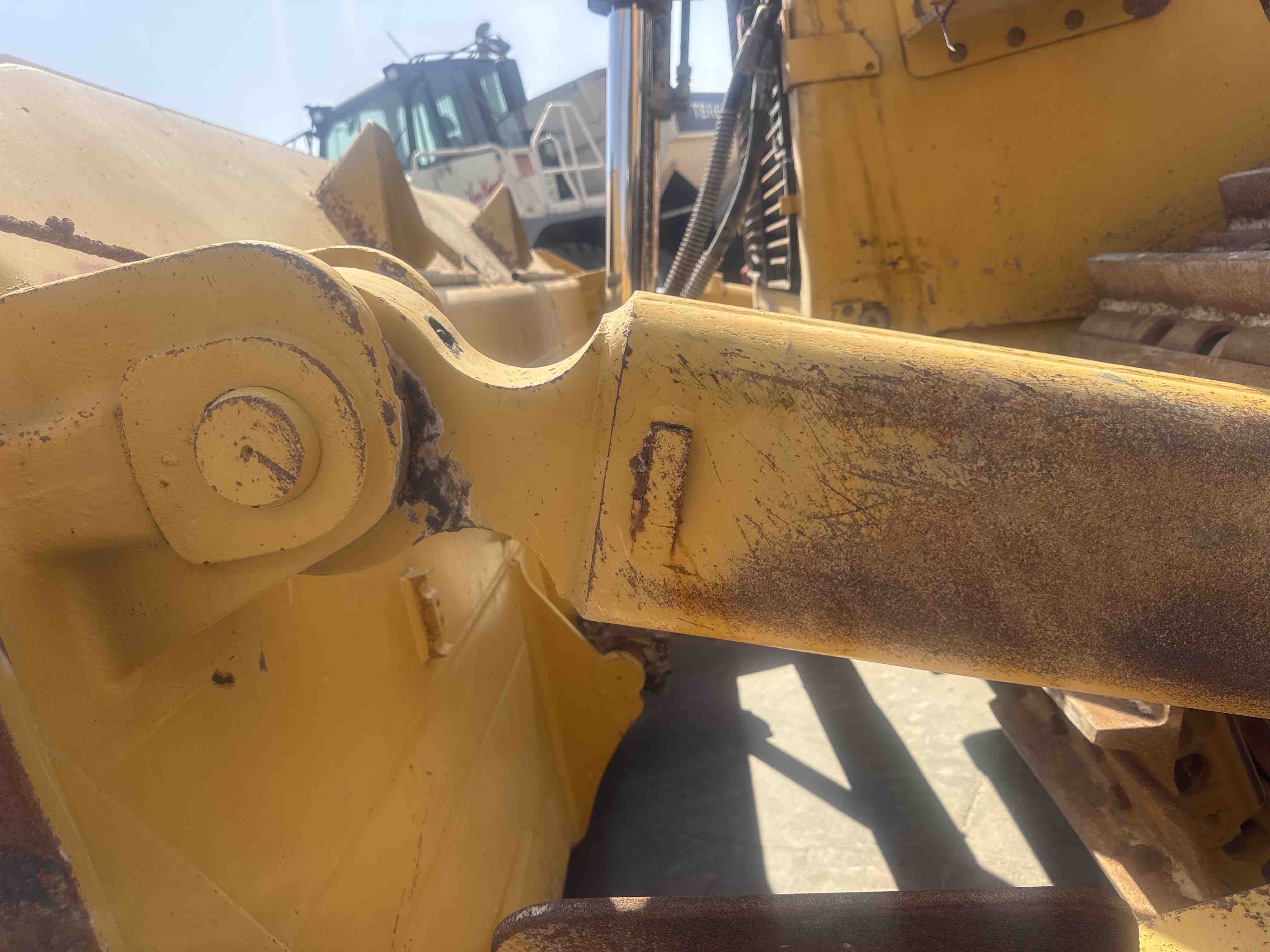 CDB-017-Cat-D8T-Crawler-dozers-inspection-Hydraulics-Blade-tilt-cylinders-1