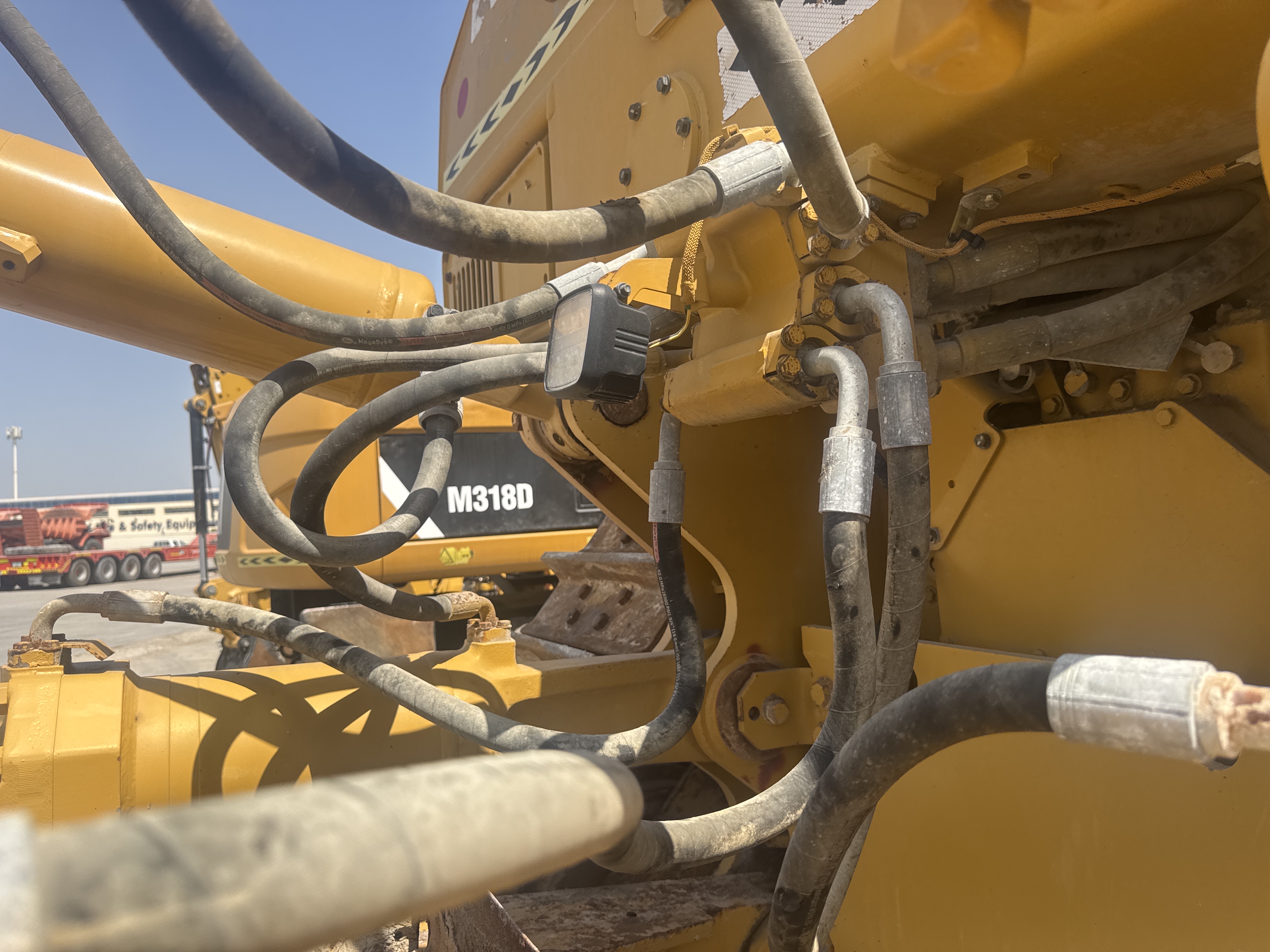 CDB-017-Cat-D8T-Crawler-dozers-inspection-Hydraulics-Hydraulic-hoses-and-lines-1