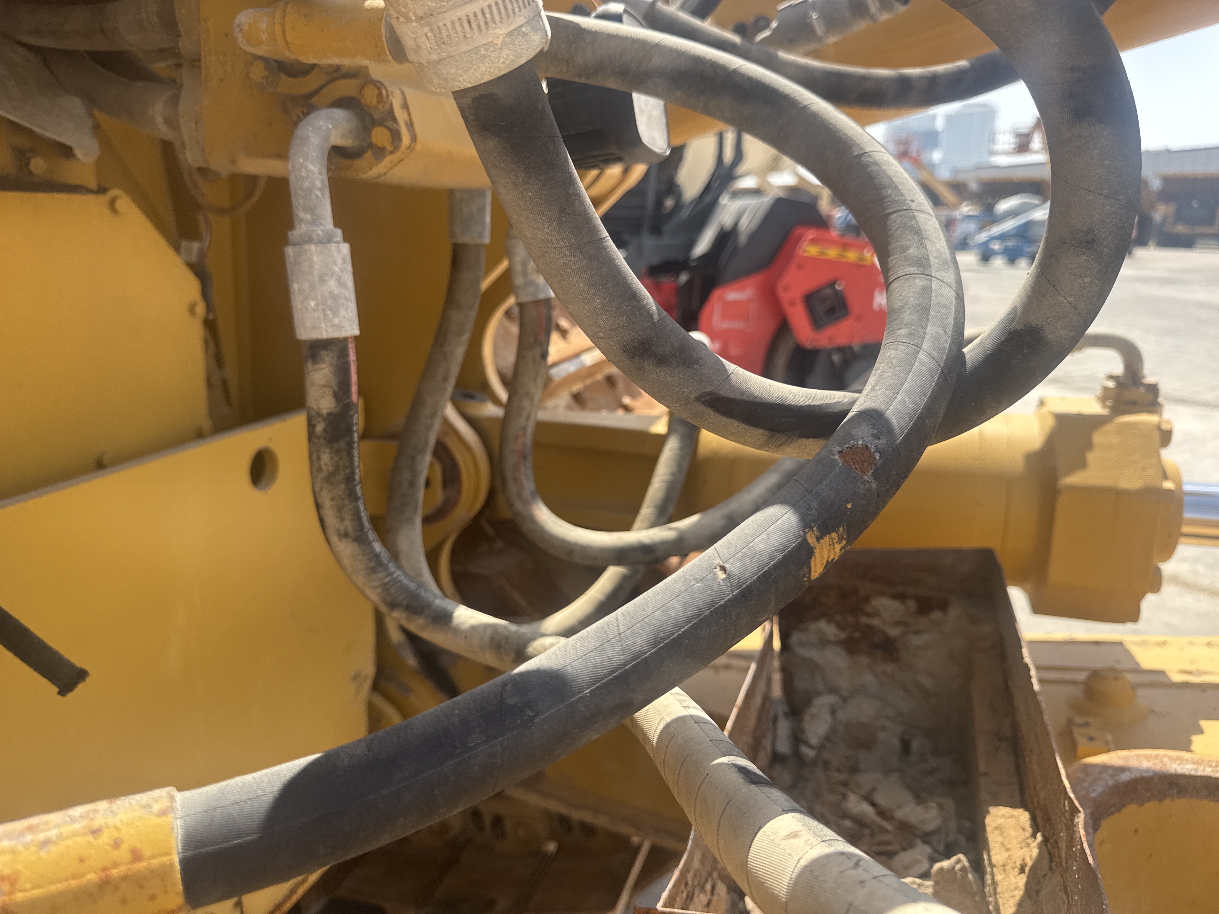 CDB-017-Cat-D8T-Crawler-dozers-inspection-Hydraulics-Hydraulic-hoses-and-lines-1