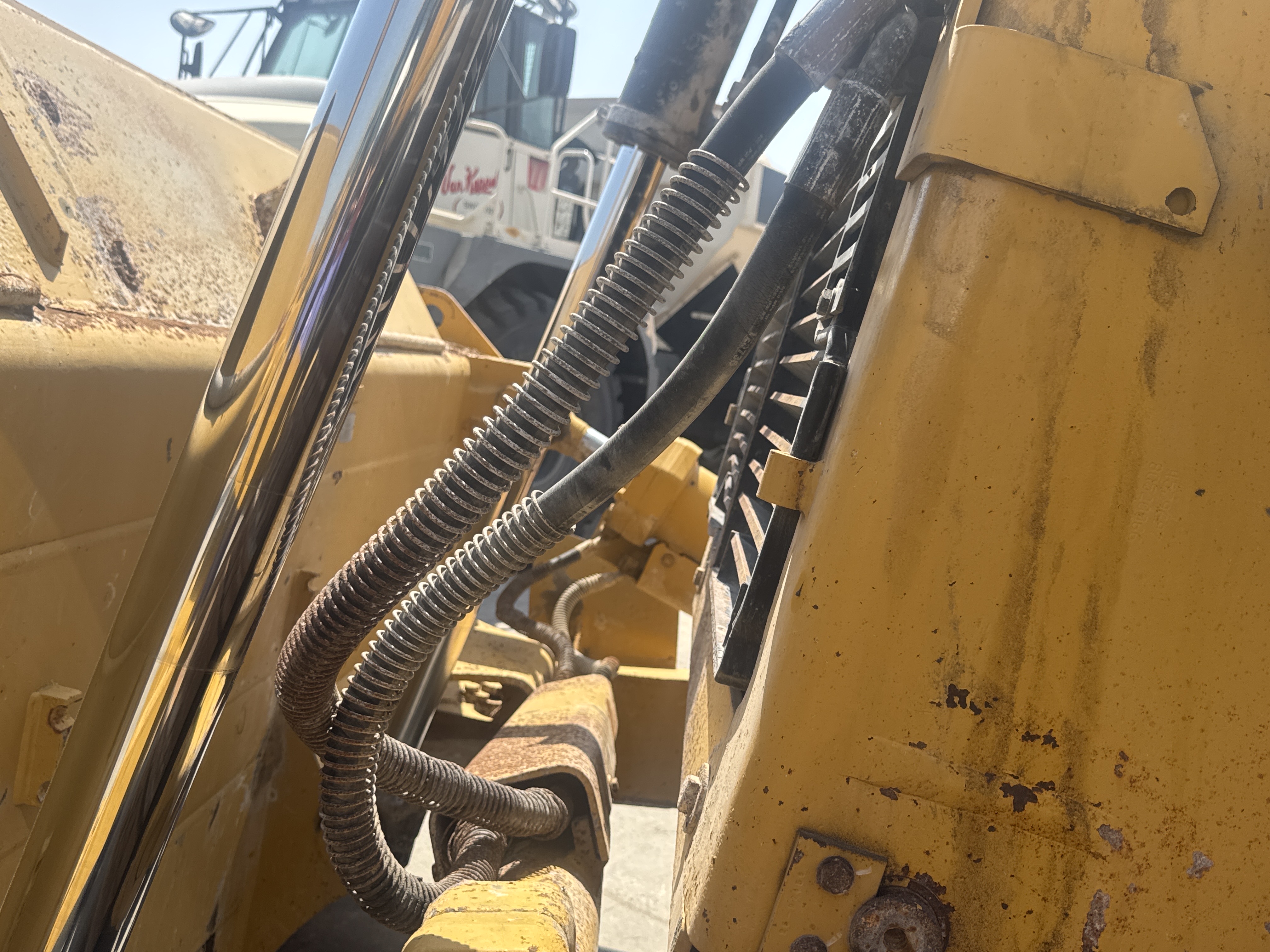 CDB-017-Cat-D8T-Crawler-dozers-inspection-Hydraulics-Hydraulic-hoses-and-lines-1