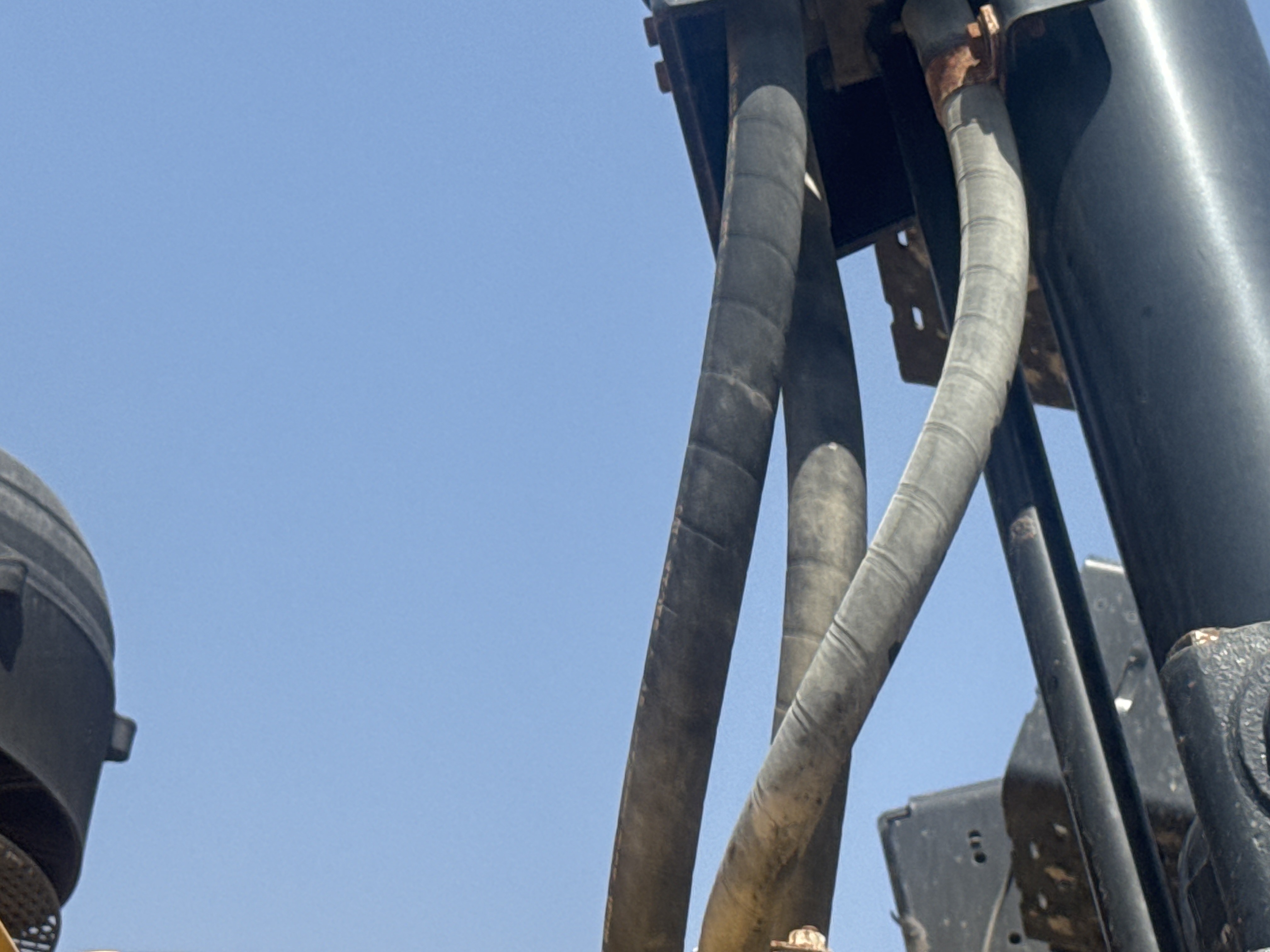 CDB-017-Cat-D8T-Crawler-dozers-inspection-Hydraulics-Hydraulic-hoses-and-lines-1
