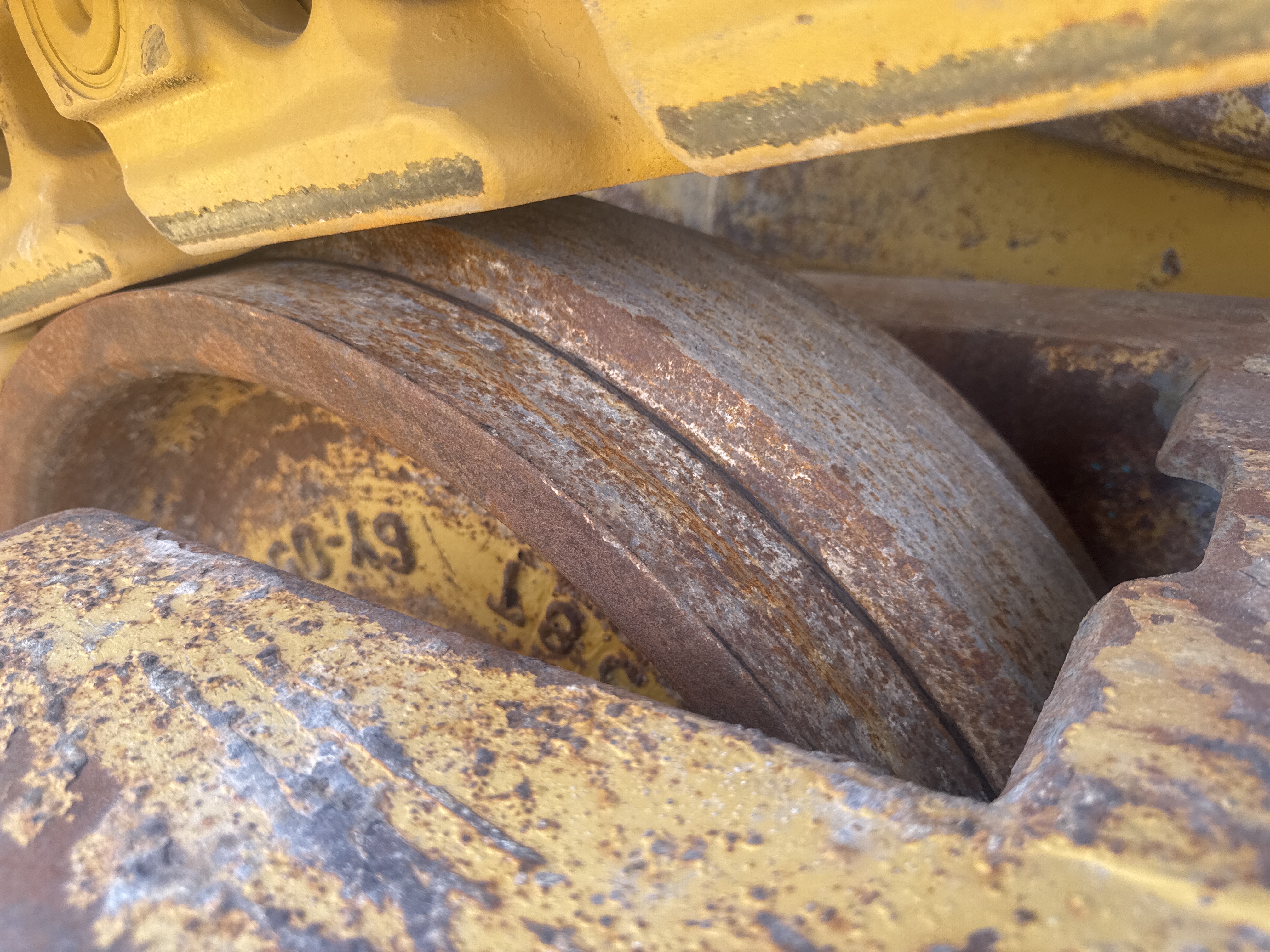 CDB-017-Cat-D8T-Crawler-dozers-inspection-Undercarriage-Left-front-idler-1