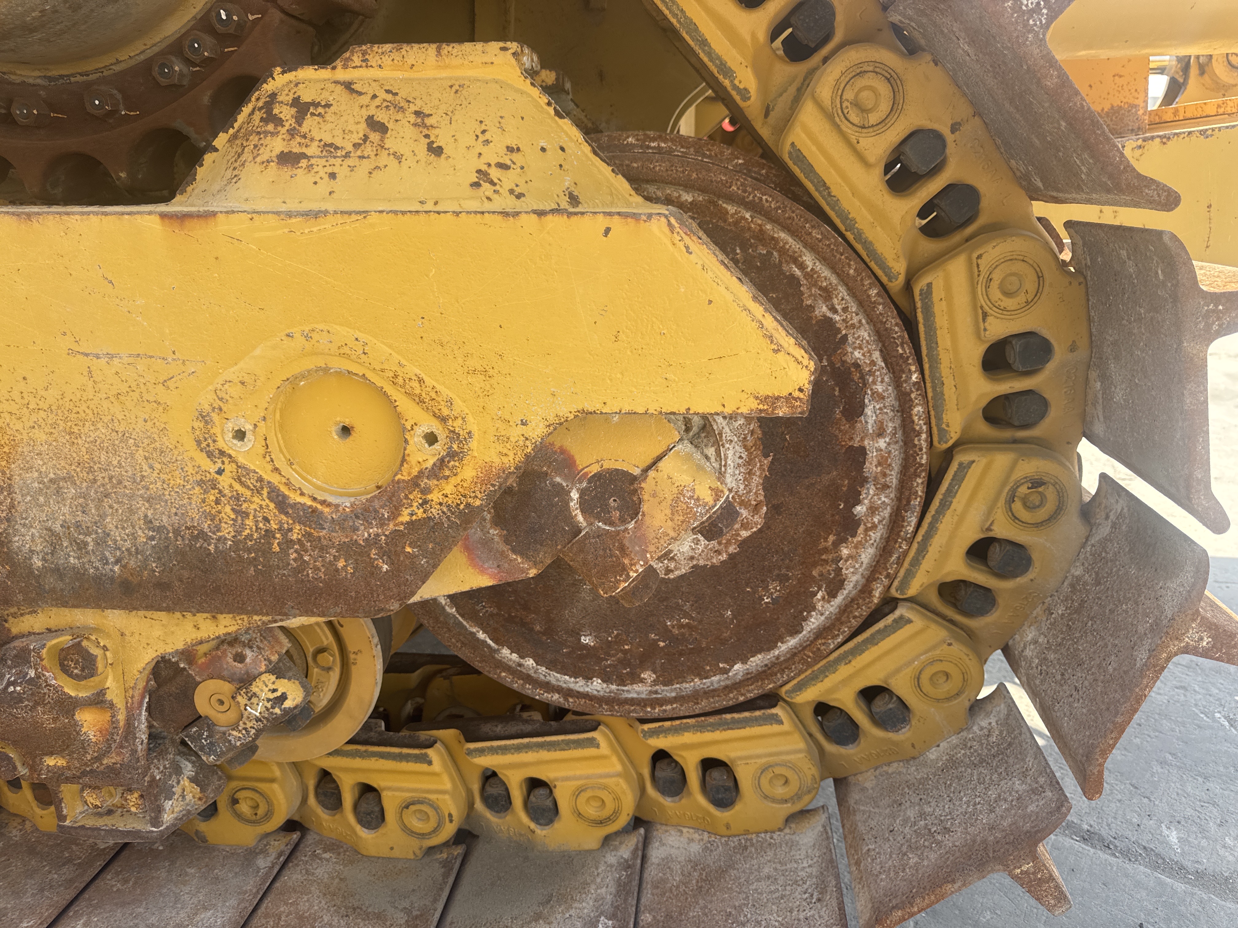 CDB-017-Cat-D8T-Crawler-dozers-inspection-Undercarriage-Left-rear-idler-1