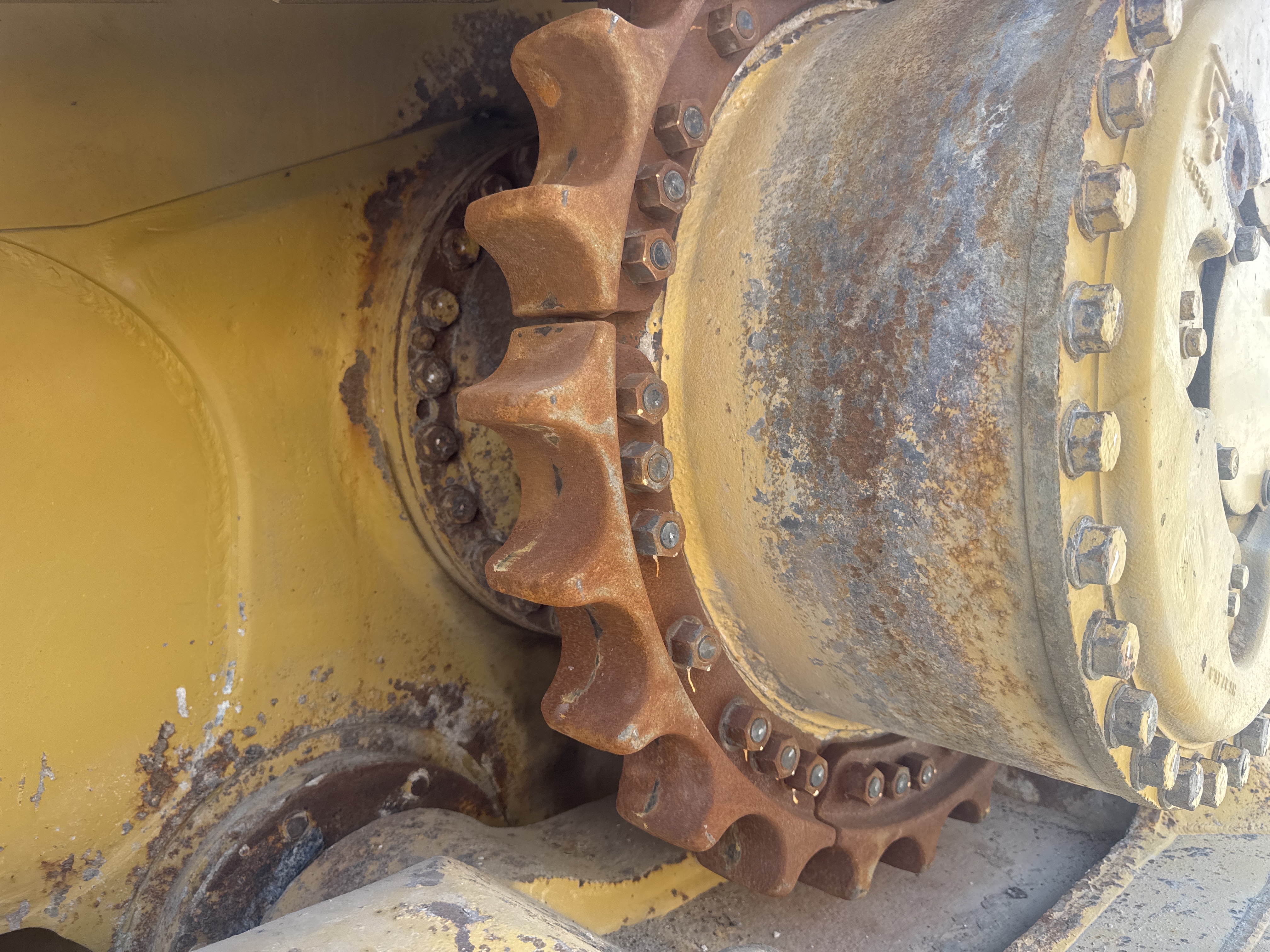 CDB-017-Cat-D8T-Crawler-dozers-inspection-Undercarriage-Left-sprocket-1