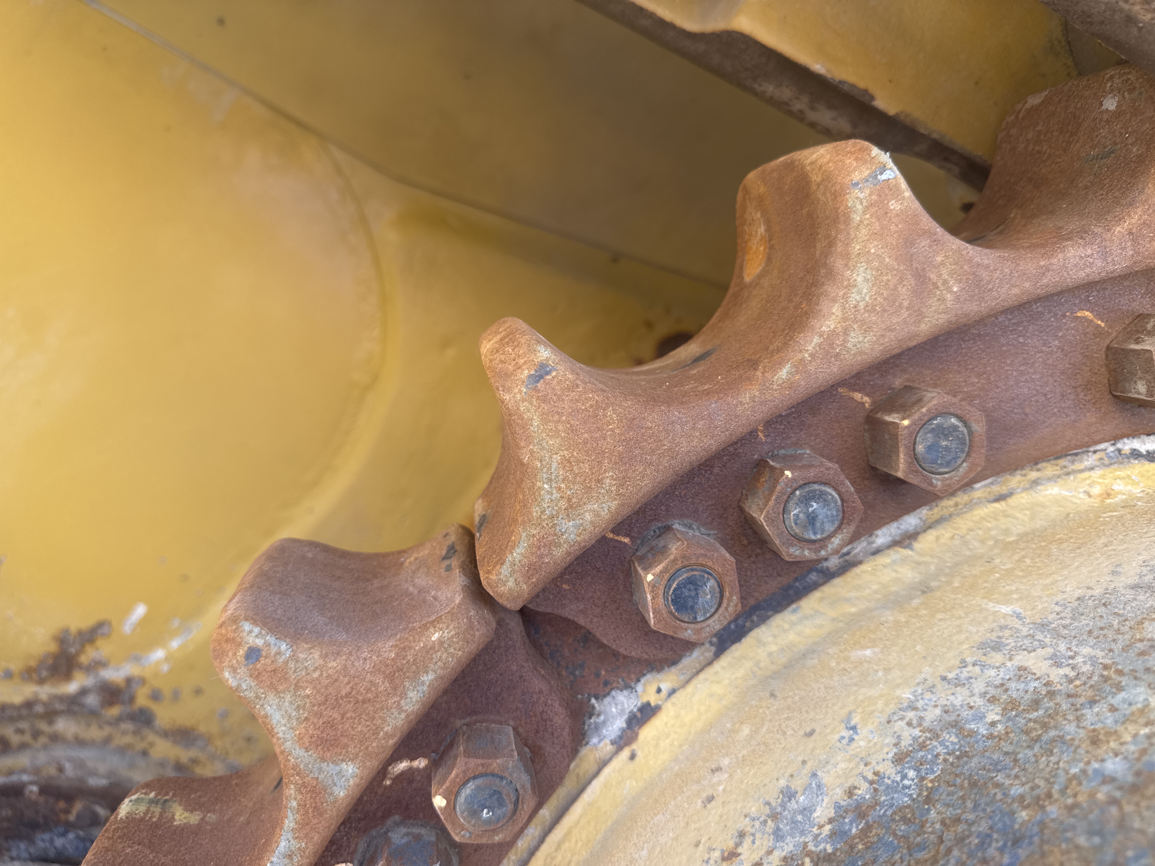 CDB-017-Cat-D8T-Crawler-dozers-inspection-Undercarriage-Left-sprocket-1