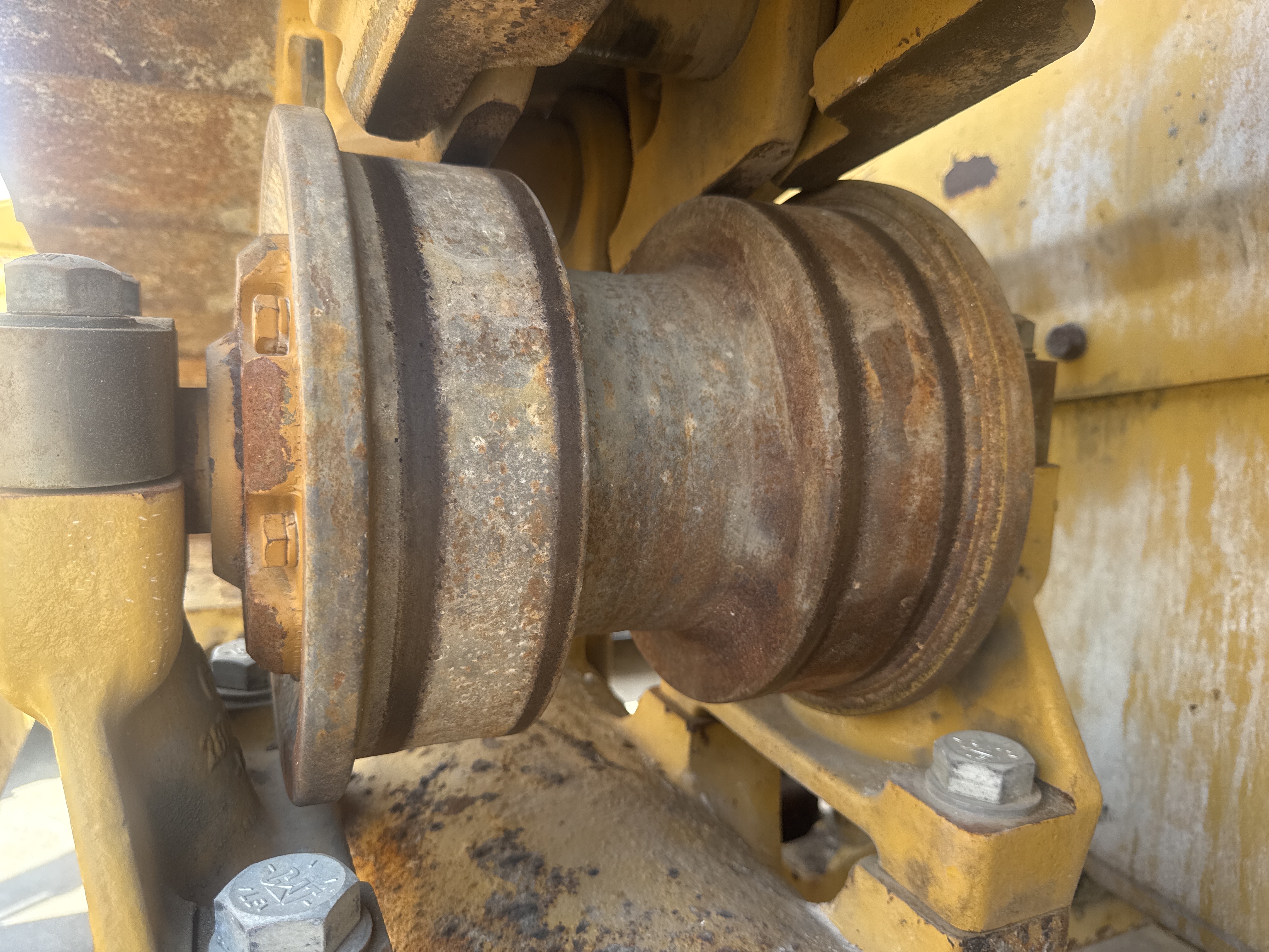 CDB-017-Cat-D8T-Crawler-dozers-inspection-Undercarriage-Left-carrier-rollers-1