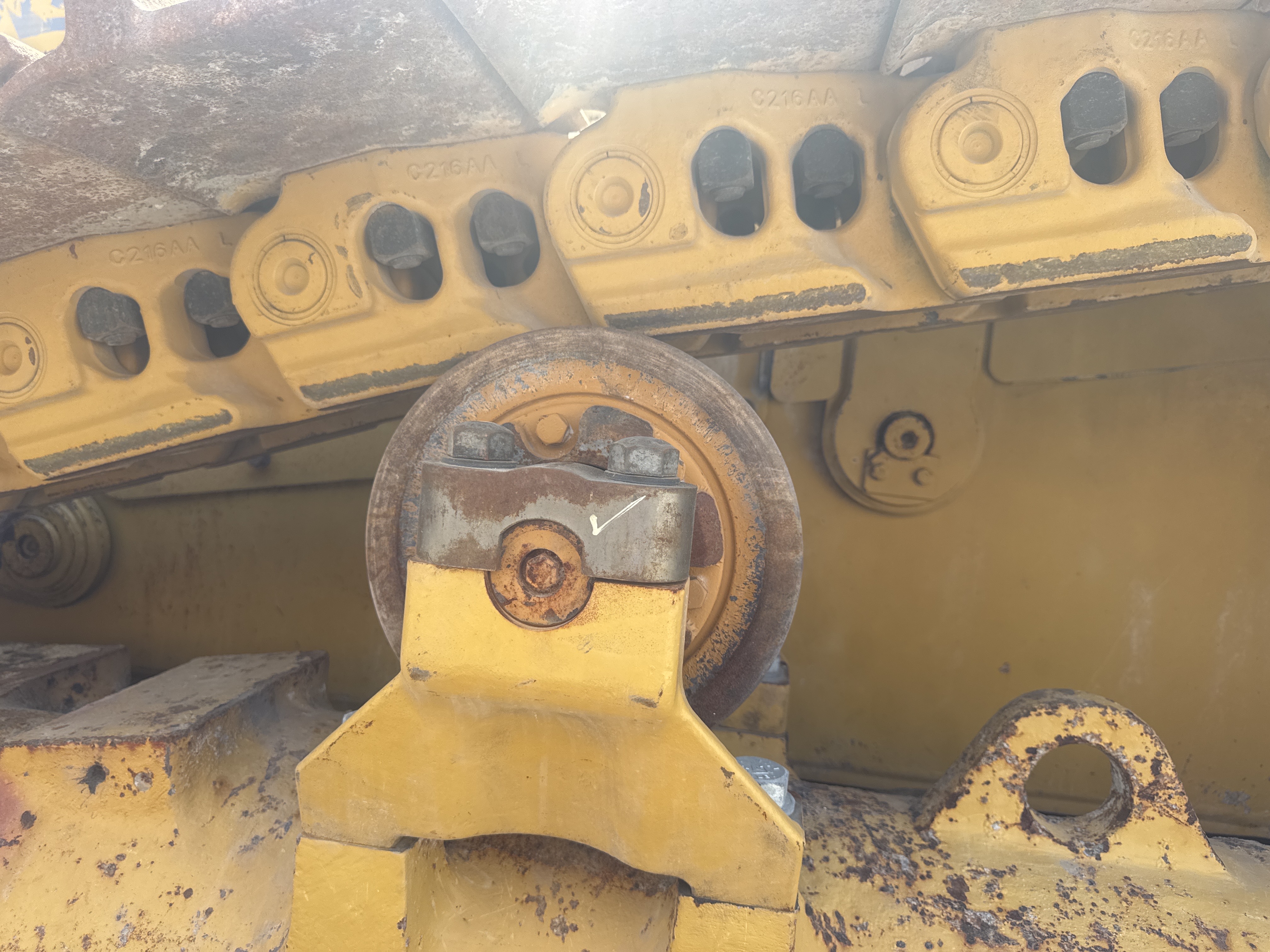 CDB-017-Cat-D8T-Crawler-dozers-inspection-Undercarriage-Left-carrier-rollers-1