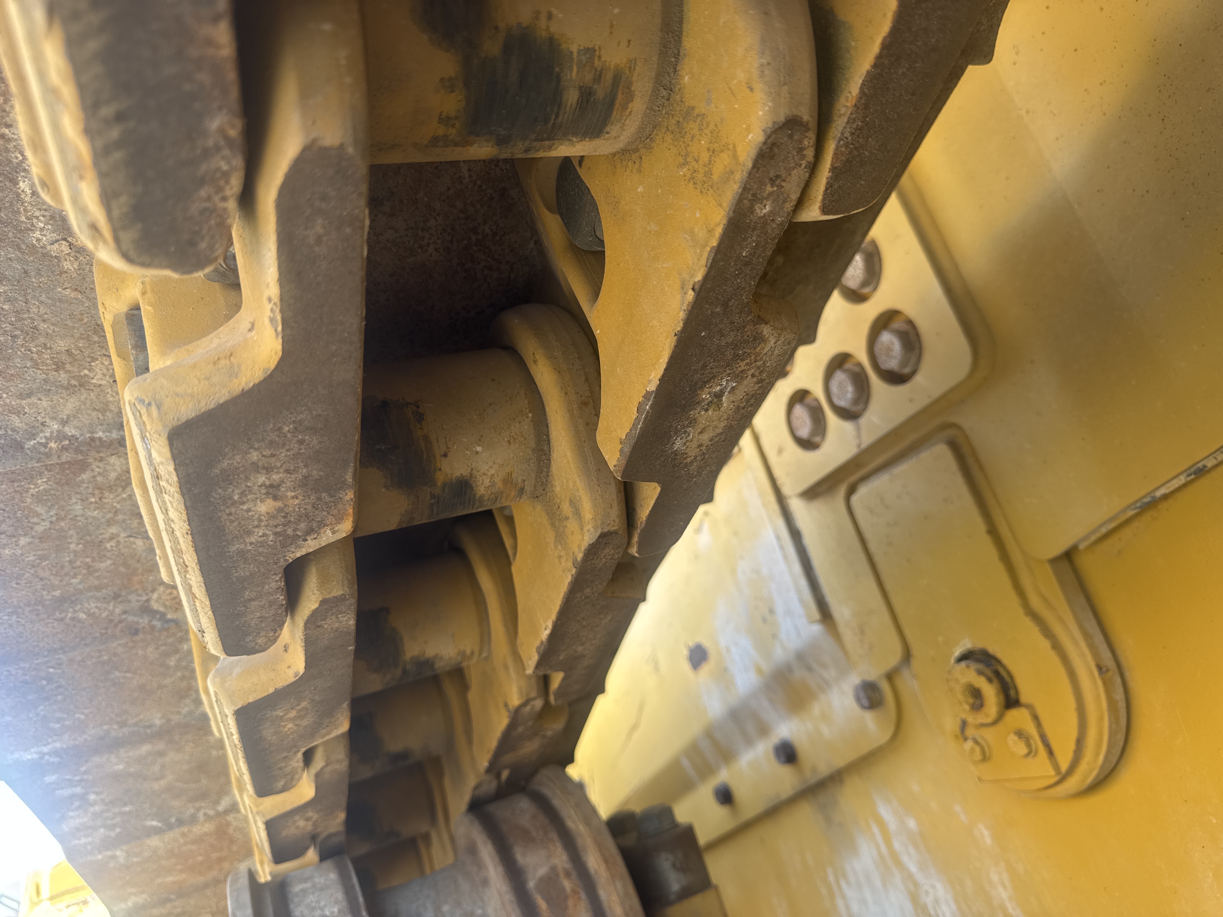 CDB-017-Cat-D8T-Crawler-dozers-inspection-Undercarriage-Left-track-chain-1