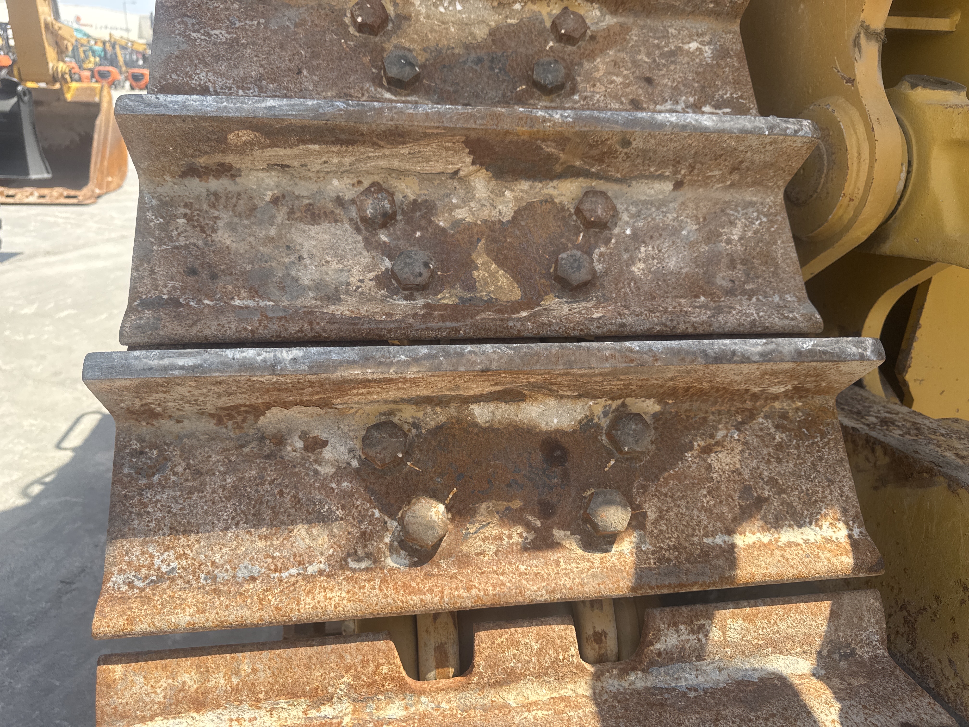 CDB-017-Cat-D8T-Crawler-dozers-inspection-Undercarriage-Left-track-shoes-1