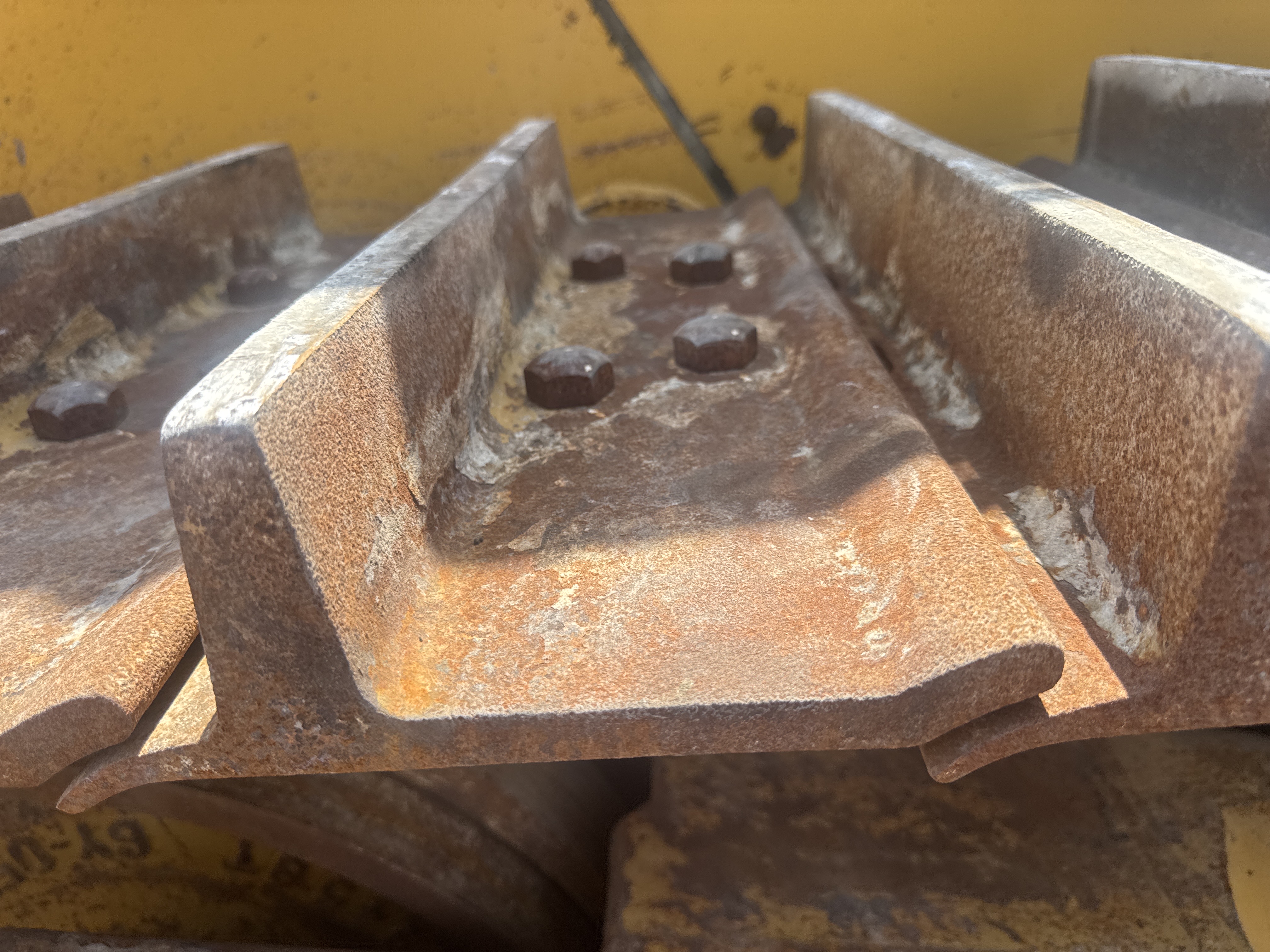 CDB-017-Cat-D8T-Crawler-dozers-inspection-Undercarriage-Left-track-shoes-1