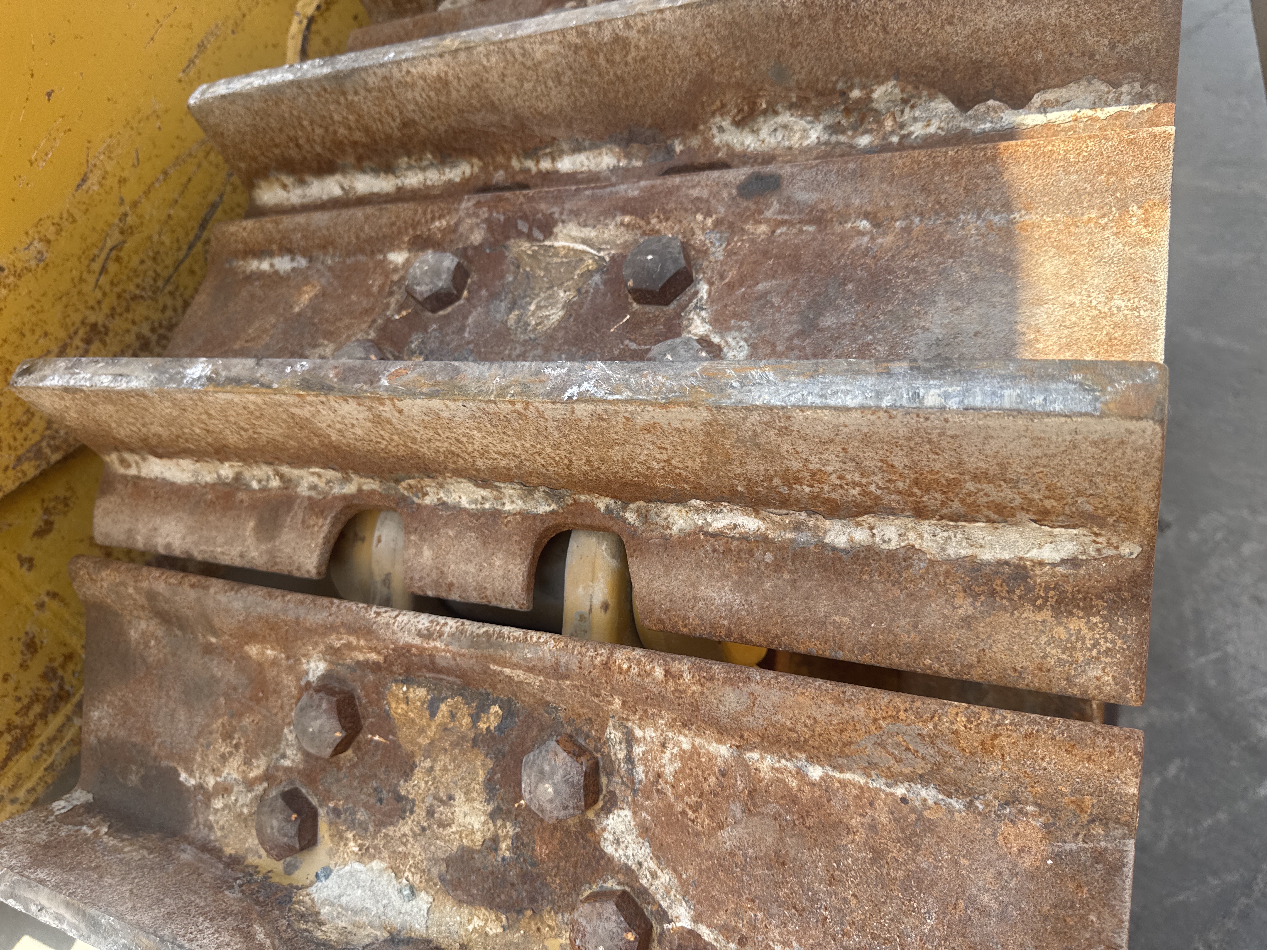 CDB-017-Cat-D8T-Crawler-dozers-inspection-Undercarriage-Left-track-shoes-1