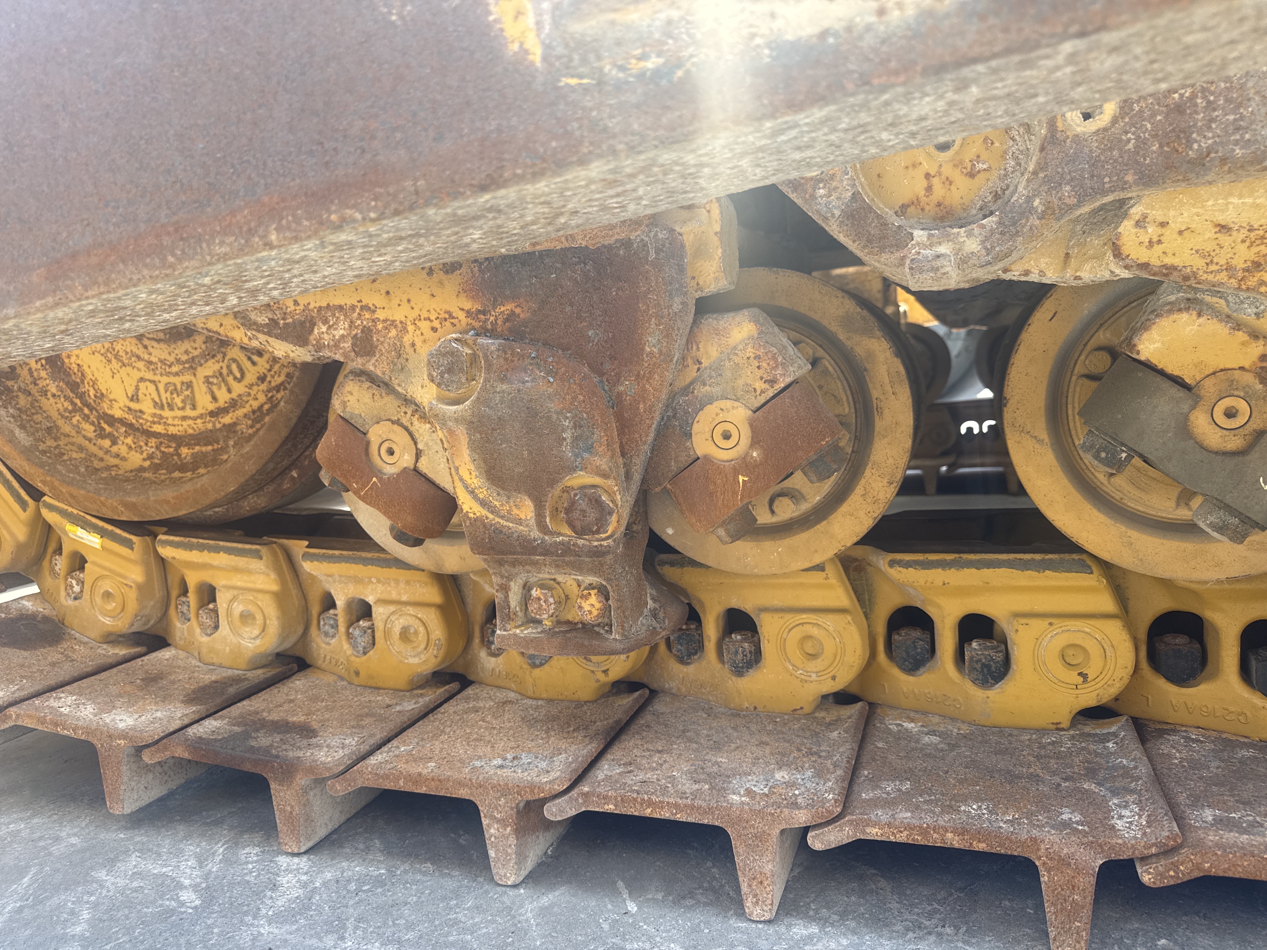 CDB-017-Cat-D8T-Crawler-dozers-inspection-Undercarriage-Left-track-tensioner-1