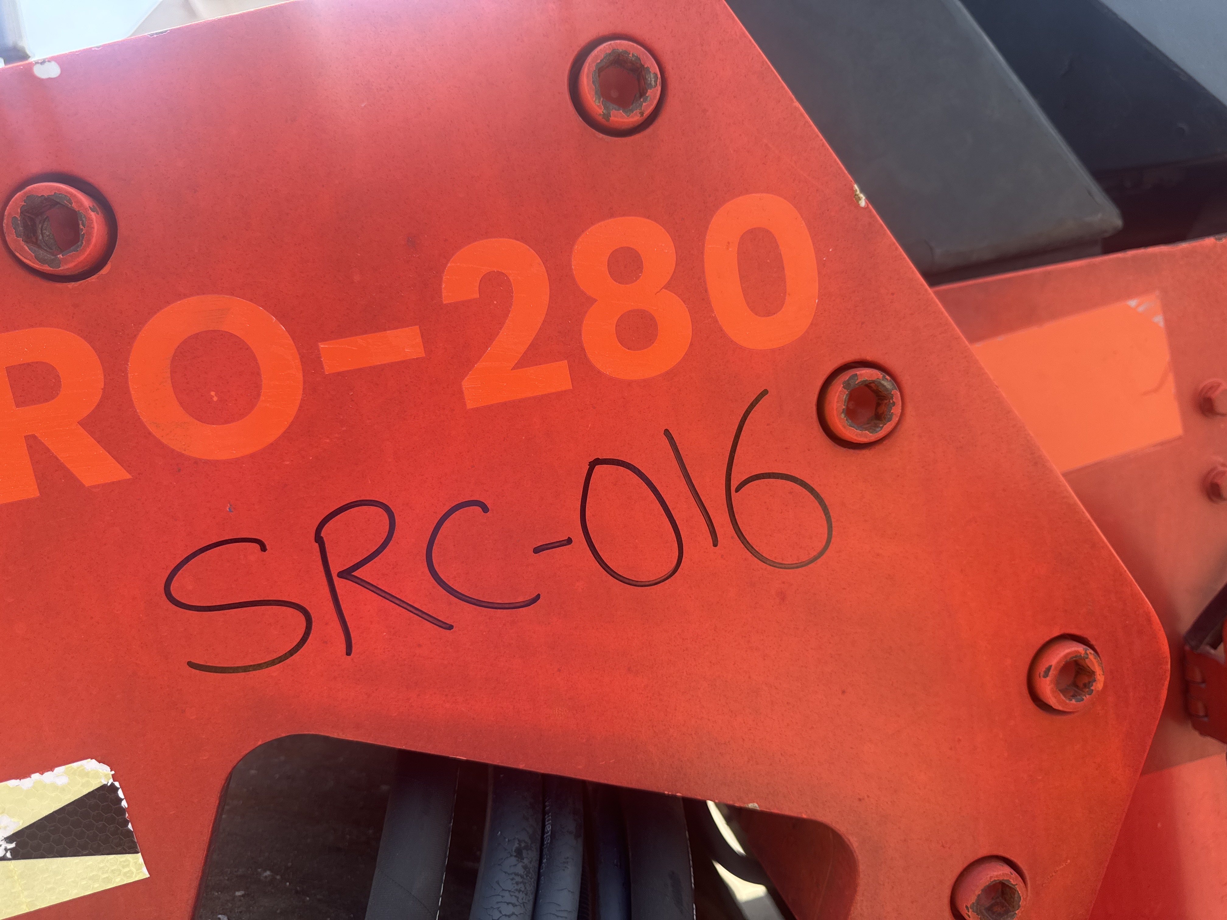 SRC-016-Hamm-HD-75-Tandem-rollers-inspection-Chassis-Front-drum-mounting-bolts-1