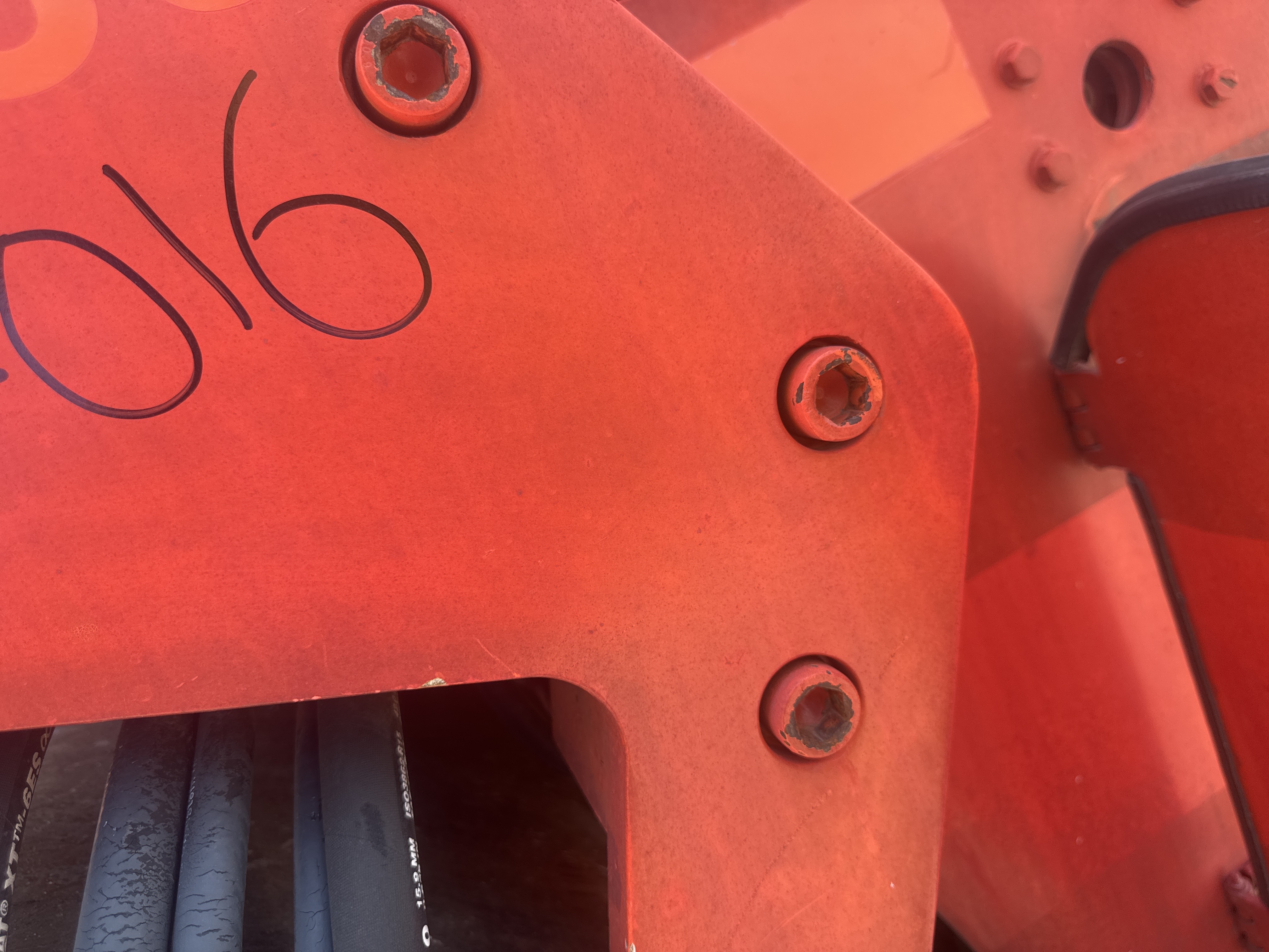 SRC-016-Hamm-HD-75-Tandem-rollers-inspection-Chassis-Front-drum-mounting-bolts-1
