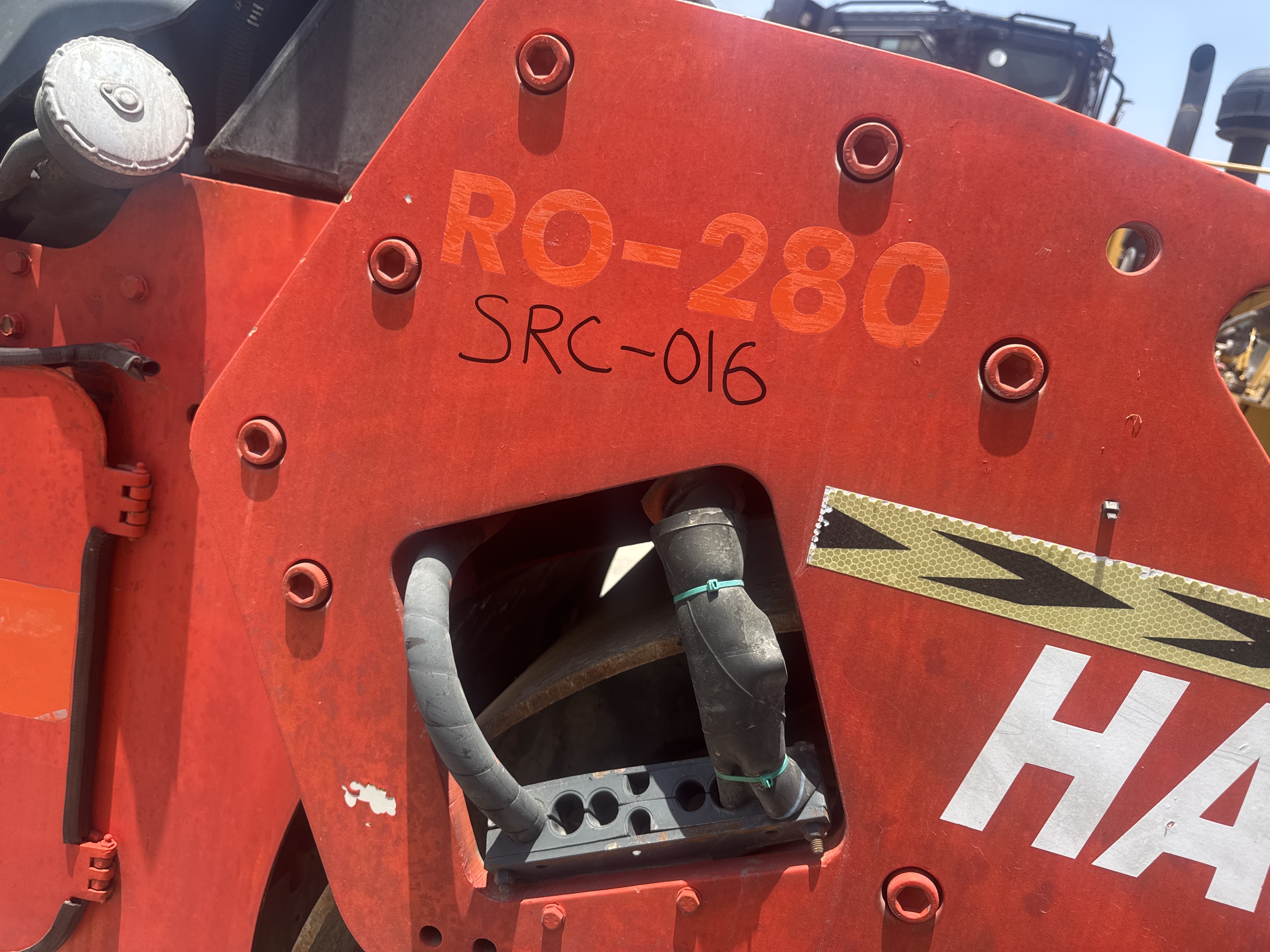 SRC-016-Hamm-HD-75-Tandem-rollers-inspection-Chassis-Front-drum-mounting-bolts-1