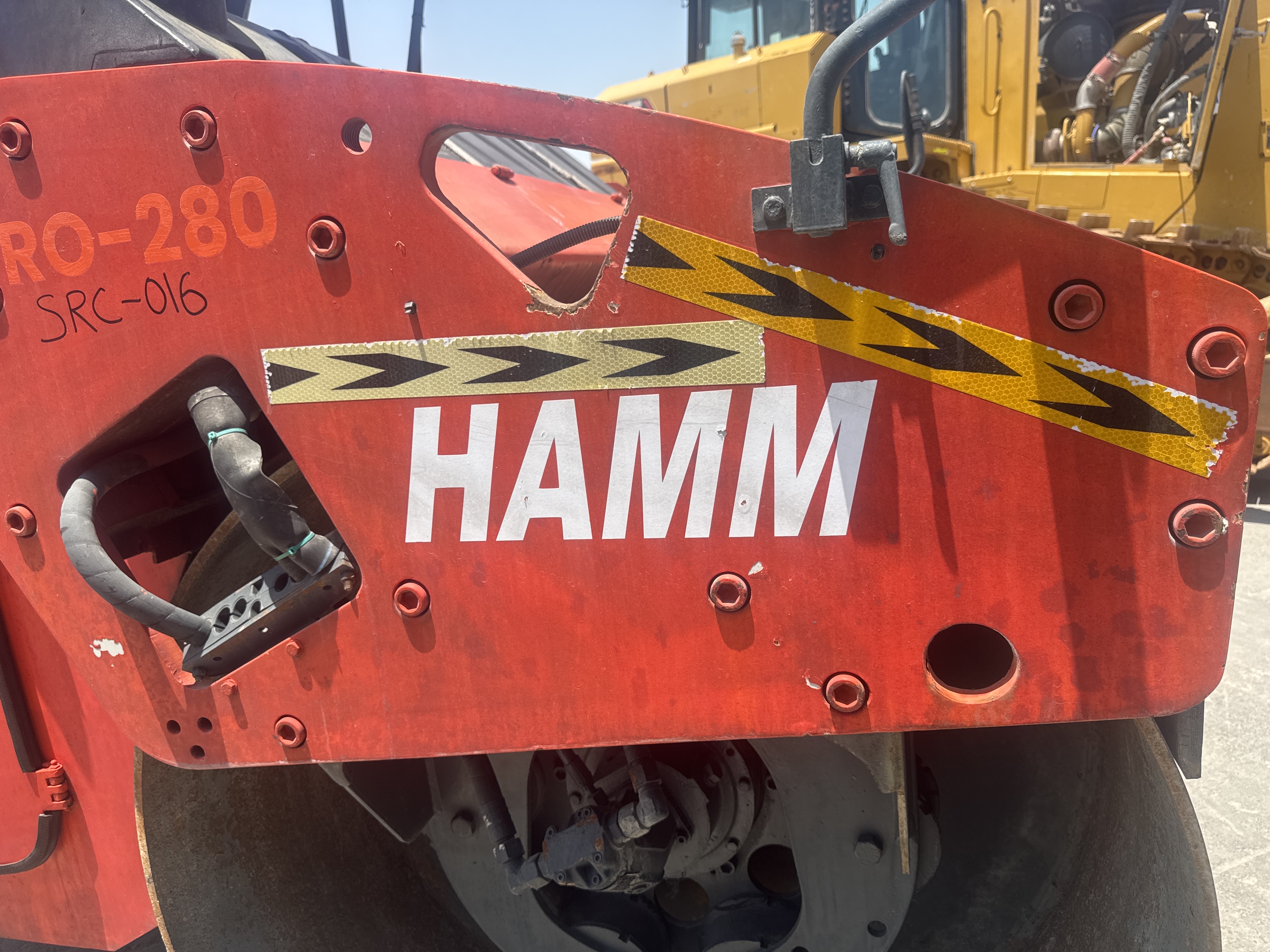 SRC-016-Hamm-HD-75-Tandem-rollers-inspection-Chassis-Front-drum-mounting-bolts-1
