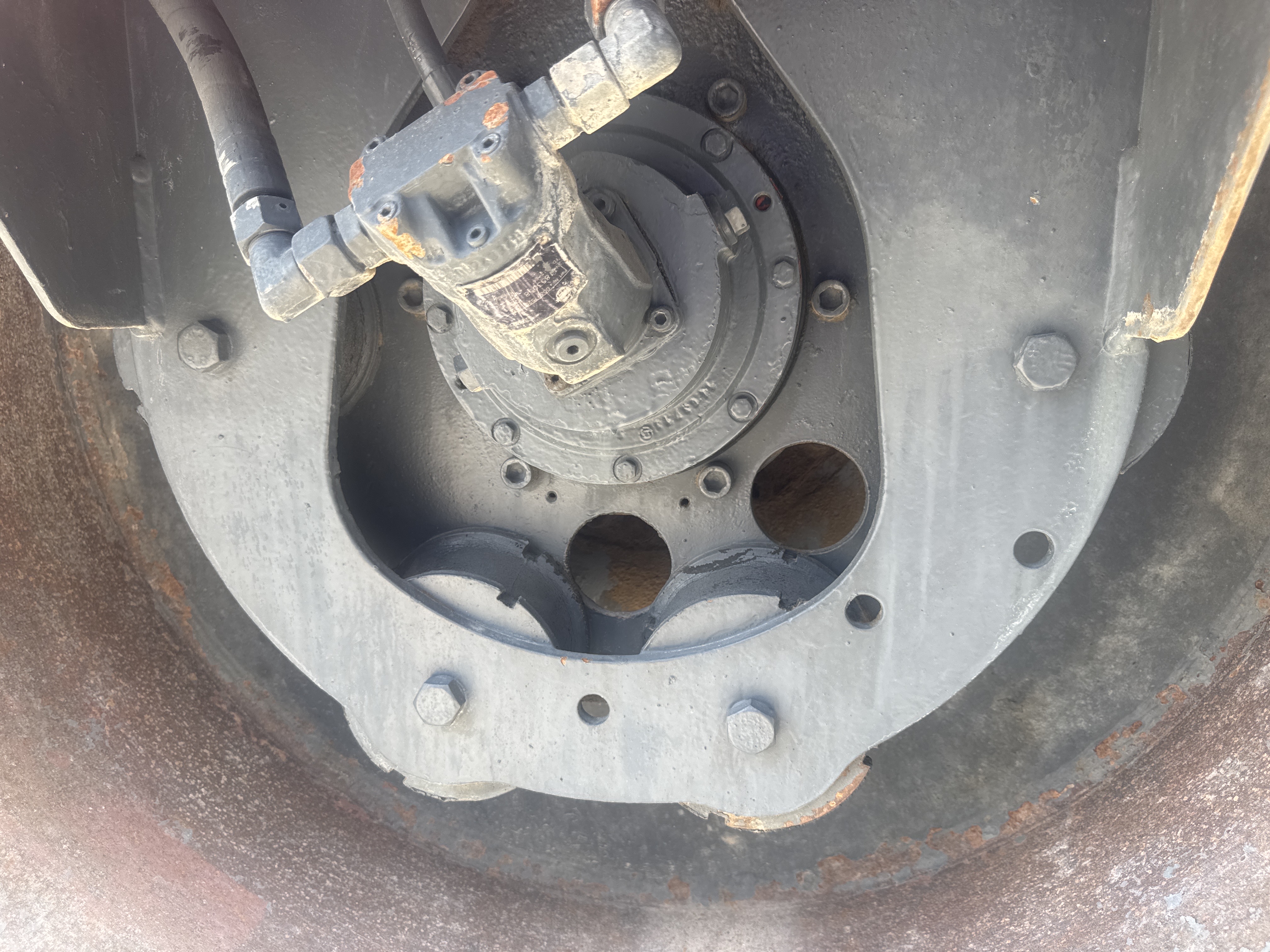 SRC-016-Hamm-HD-75-Tandem-rollers-inspection-Chassis-Front-drum-bearing-housing-1