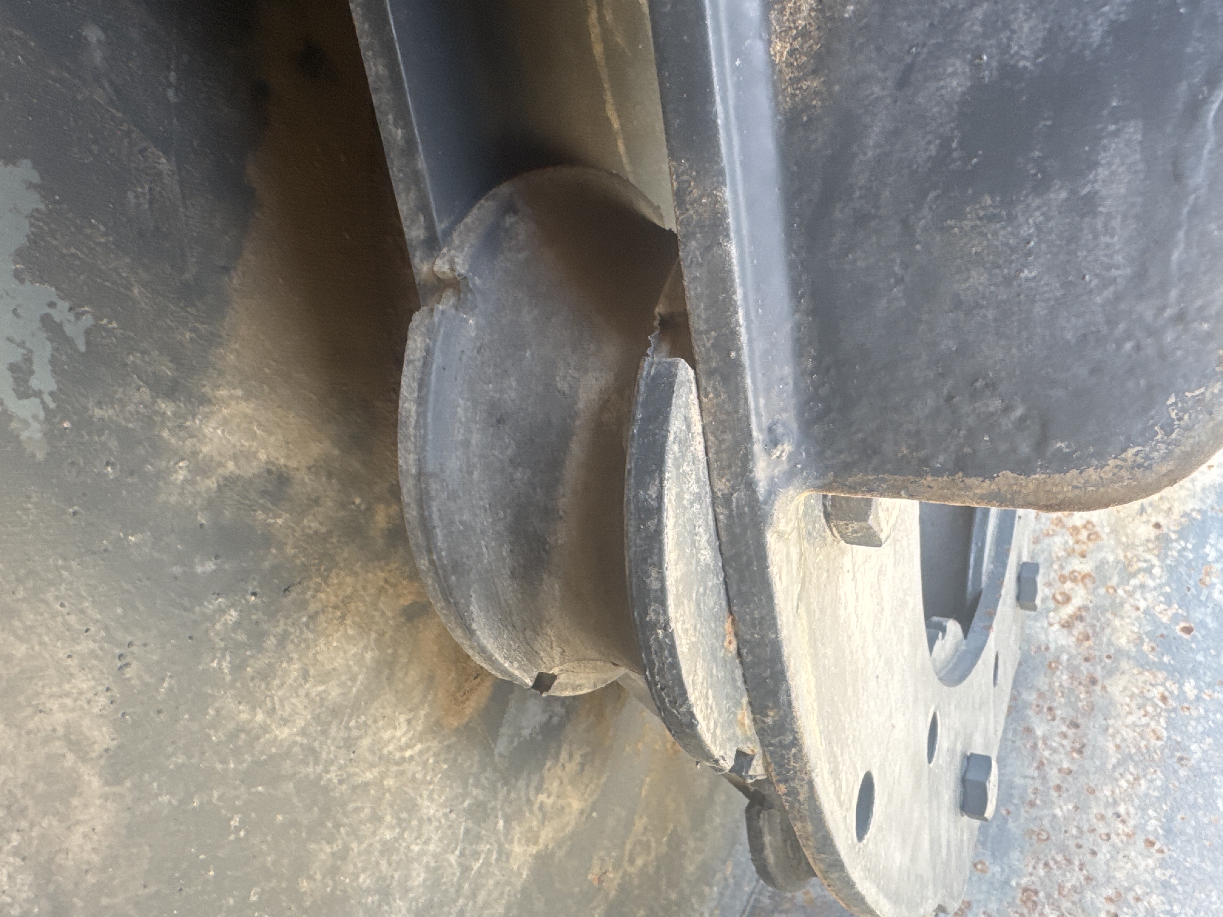 SRC-016-Hamm-HD-75-Tandem-rollers-inspection-Chassis-Rear-isolation-buffer-1