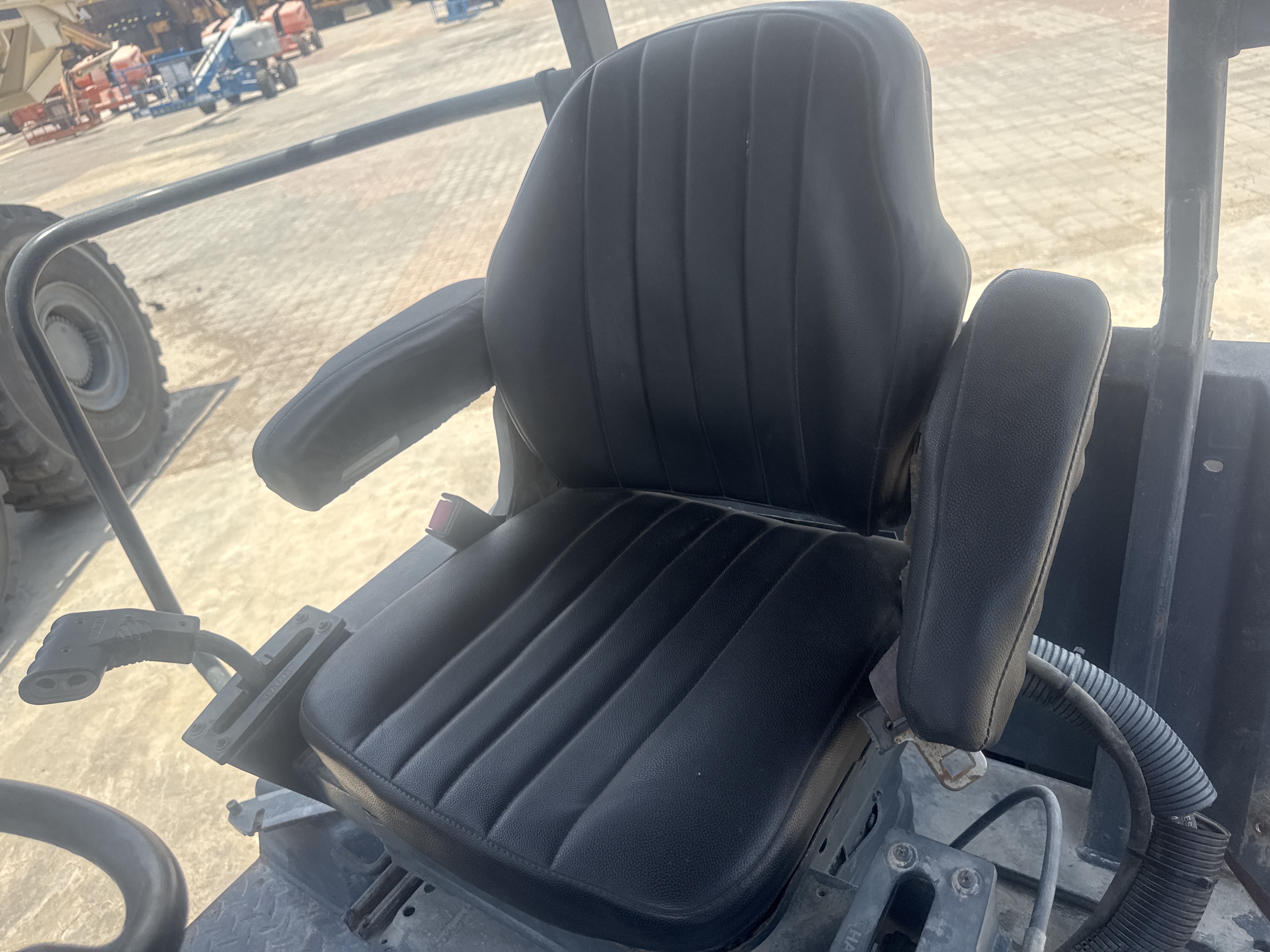 SRC-016-Hamm-HD-75-Tandem-rollers-inspection-Cabin-Seats/armrests-1