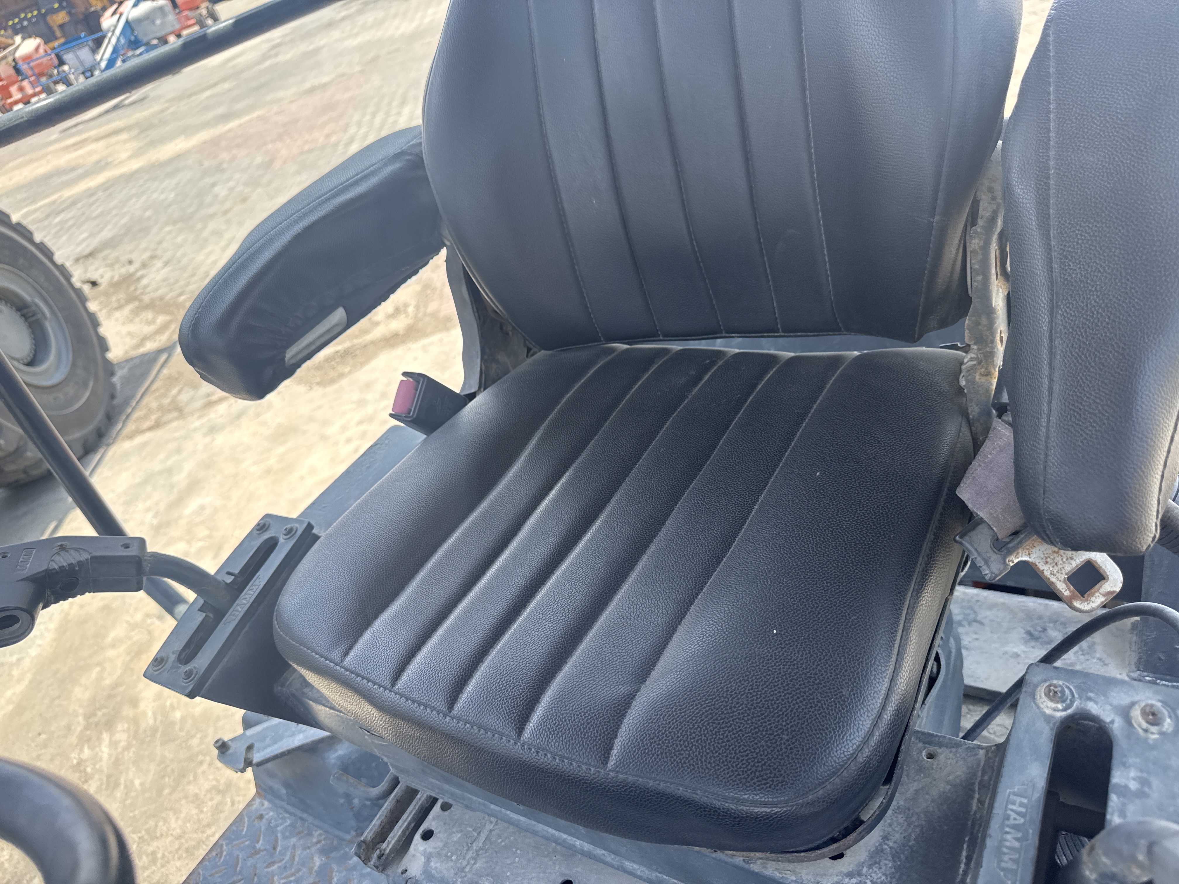 SRC-016-Hamm-HD-75-Tandem-rollers-inspection-Cabin-Seats/armrests-1