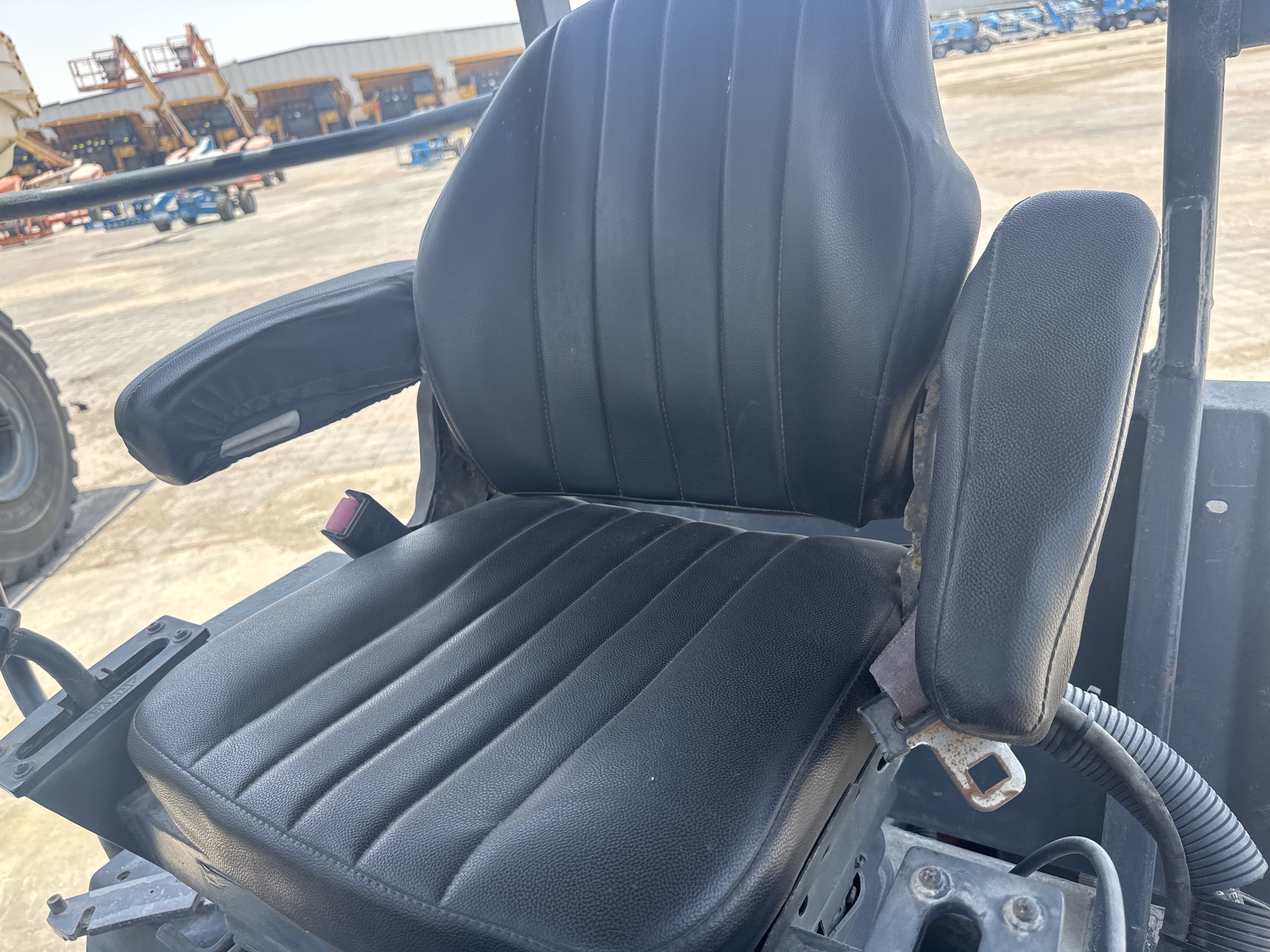 SRC-016-Hamm-HD-75-Tandem-rollers-inspection-Cabin-Seats/armrests-1