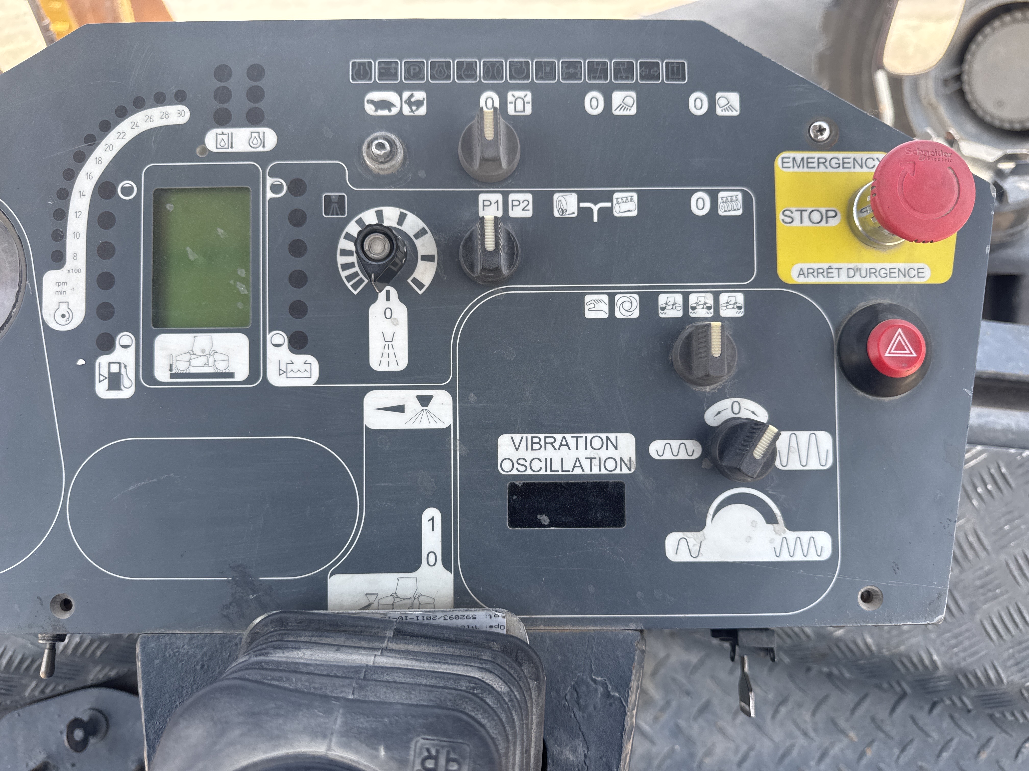 SRC-016-Hamm-HD-75-Tandem-rollers-inspection-Cabin-Electronic-instrument-board-1