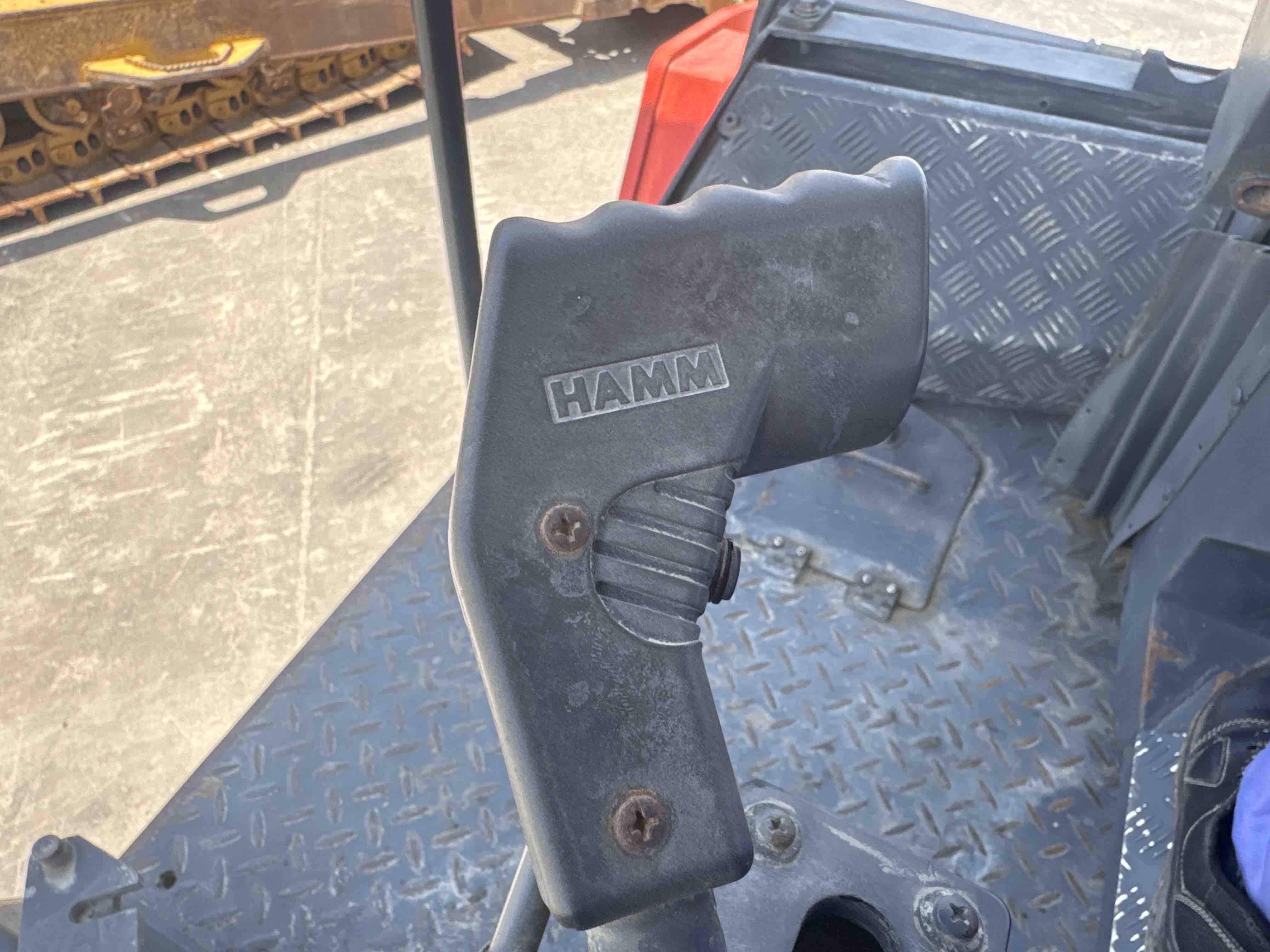 SRC-016-Hamm-HD-75-Tandem-rollers-inspection-Cabin-Joysticks-1
